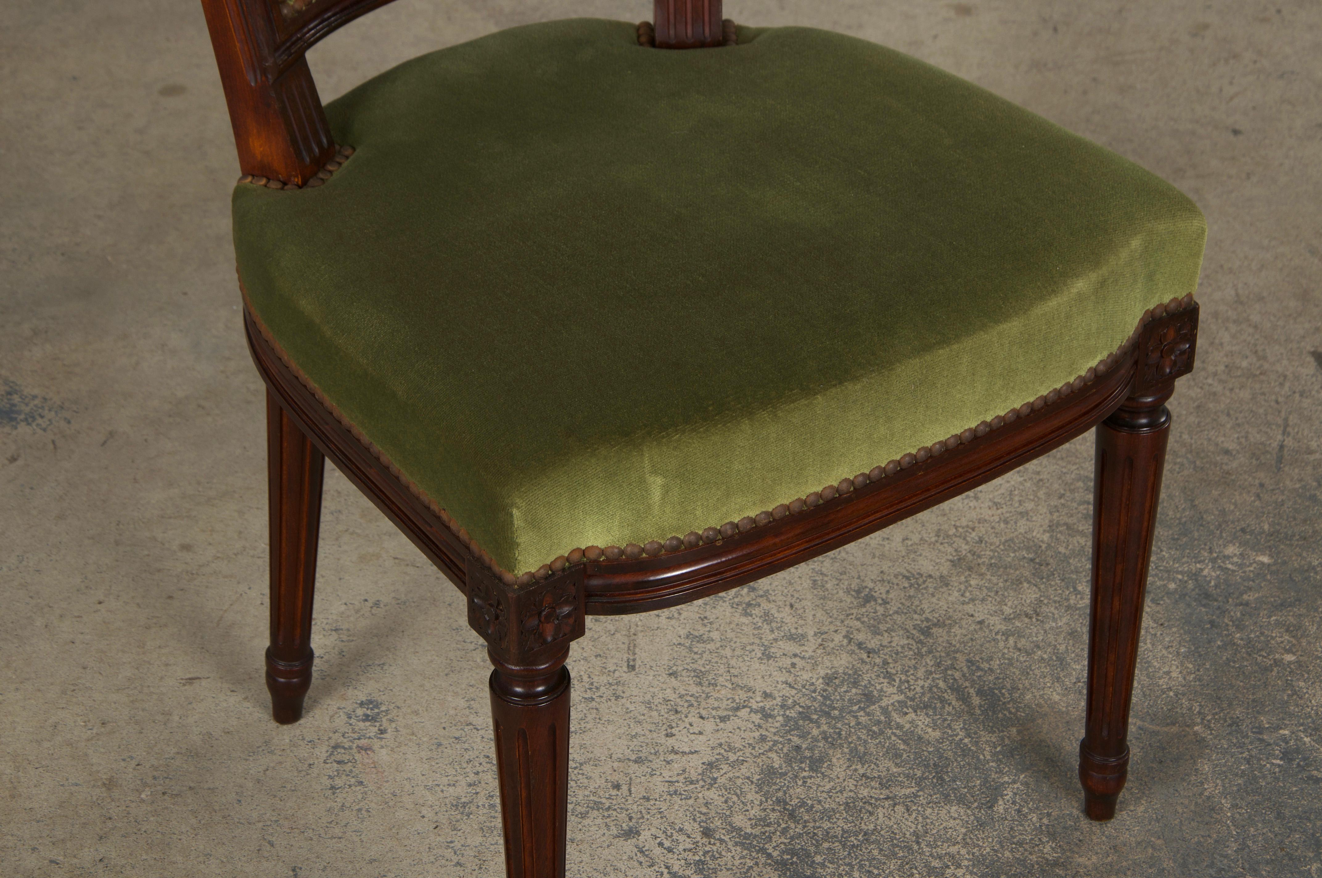 Sillas de Comedor Francesas de Arce Estilo Luis XVI con Mohair Verde - Set de 6 en venta 4