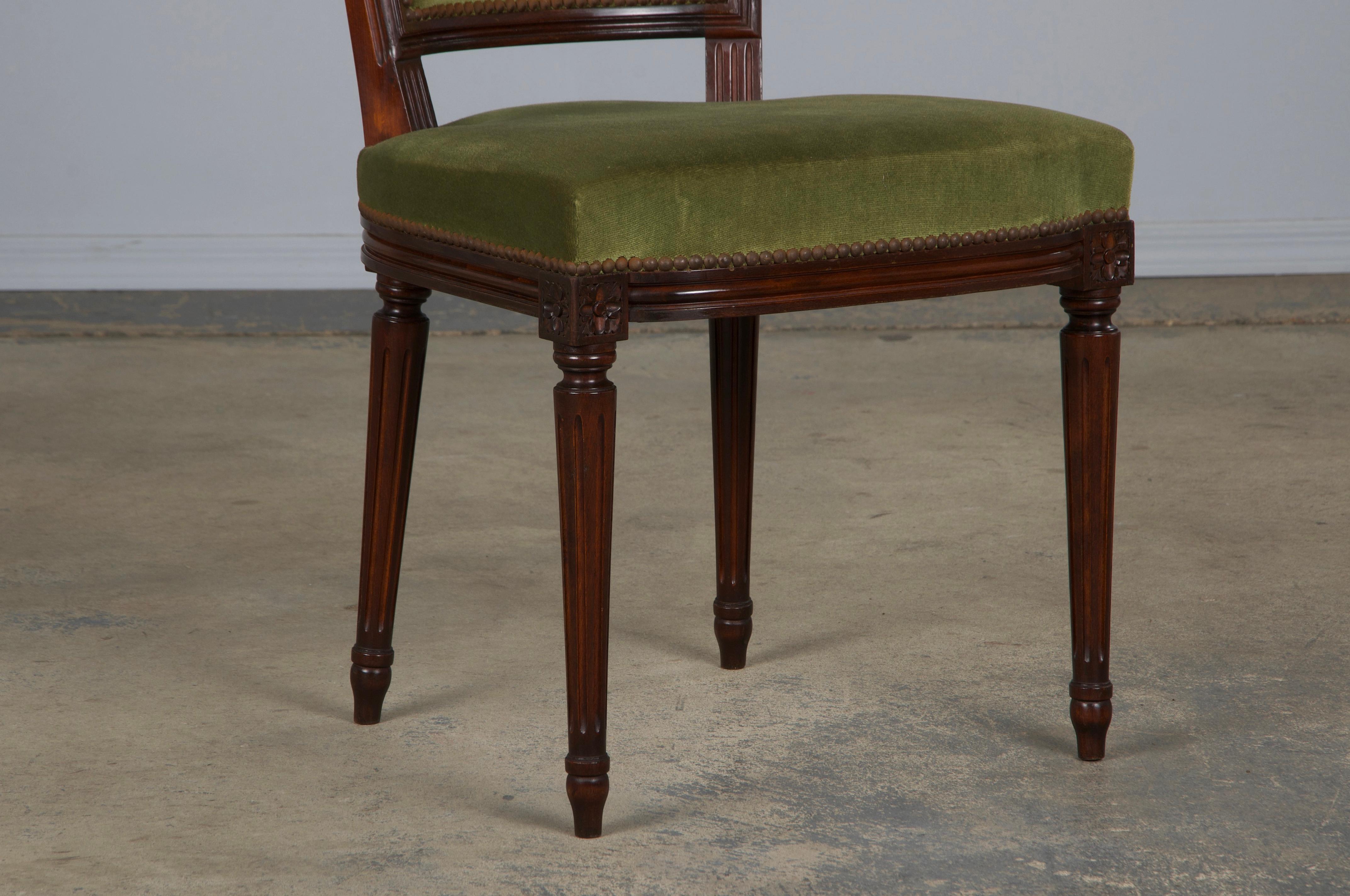 Sillas de Comedor Francesas de Arce Estilo Luis XVI con Mohair Verde - Set de 6 en venta 5