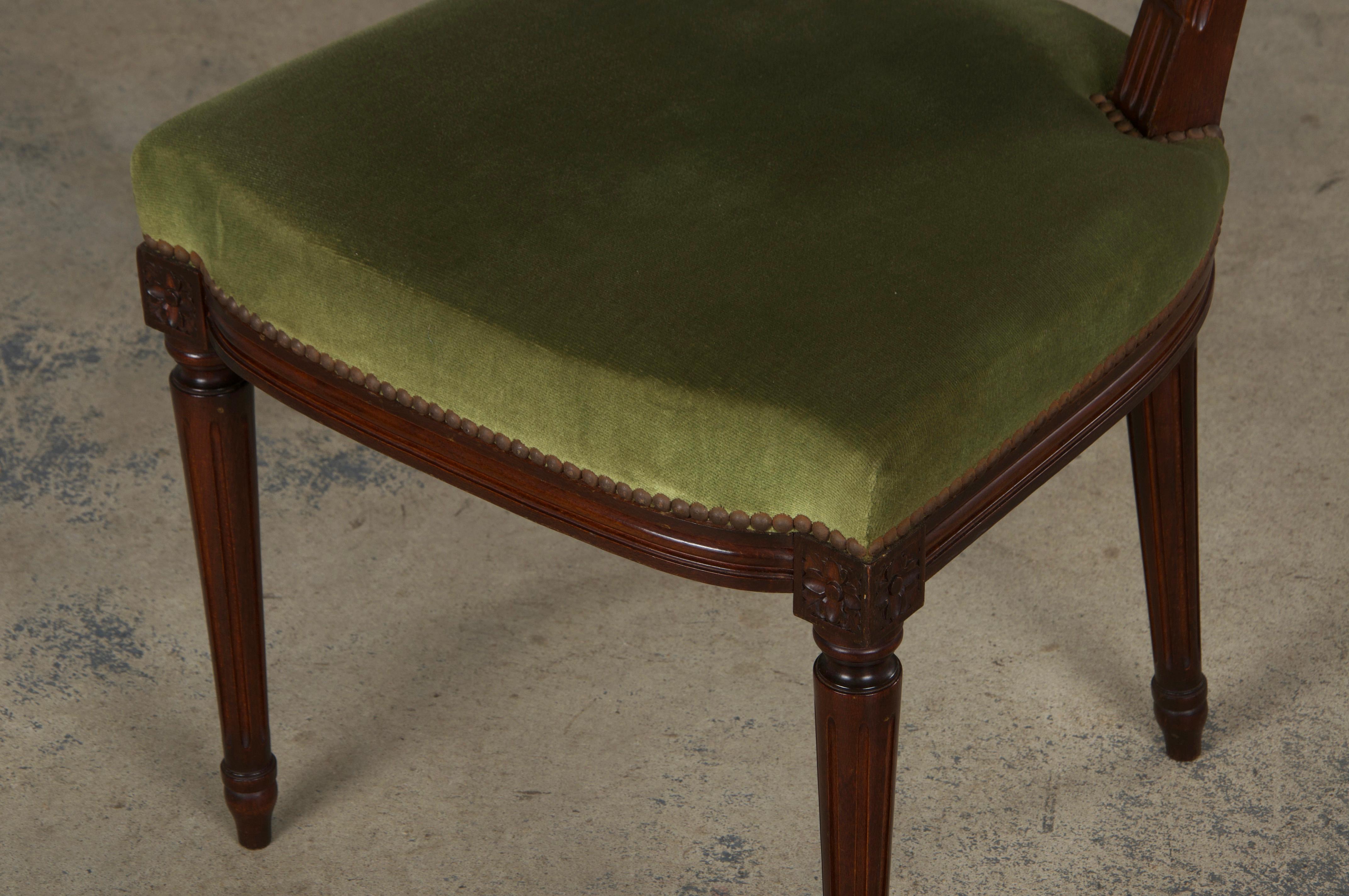 Sillas de Comedor Francesas de Arce Estilo Luis XVI con Mohair Verde - Set de 6 en venta 12