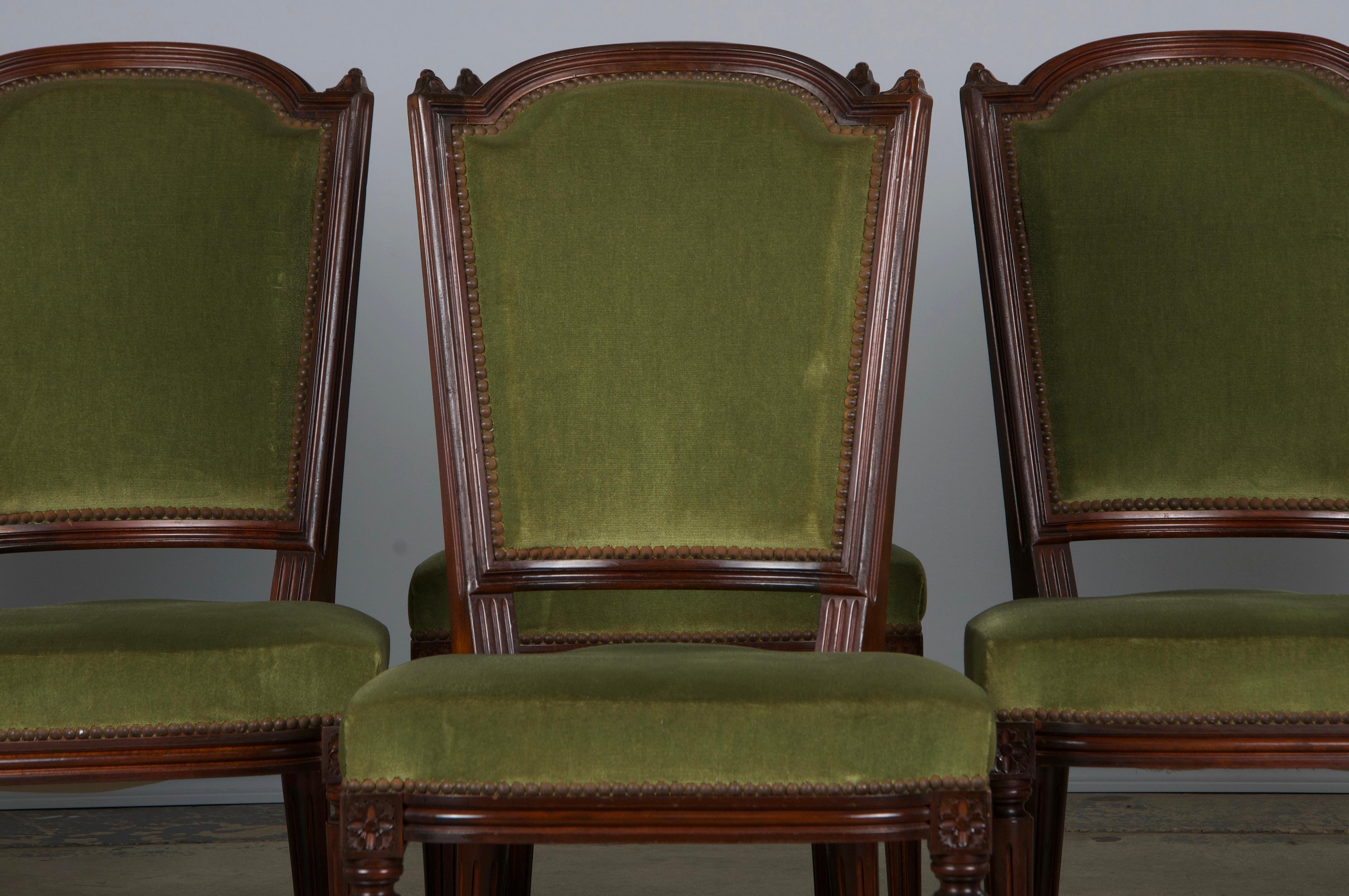 Impresionante juego de seis sillas de comedor francesas Luis XVI, procedentes directamente de Provenza, Francia. Cada silla, hecha a mano por expertos con madera de arce maciza, tiene un respaldo tallado en forma de escudo con una pátina oscura