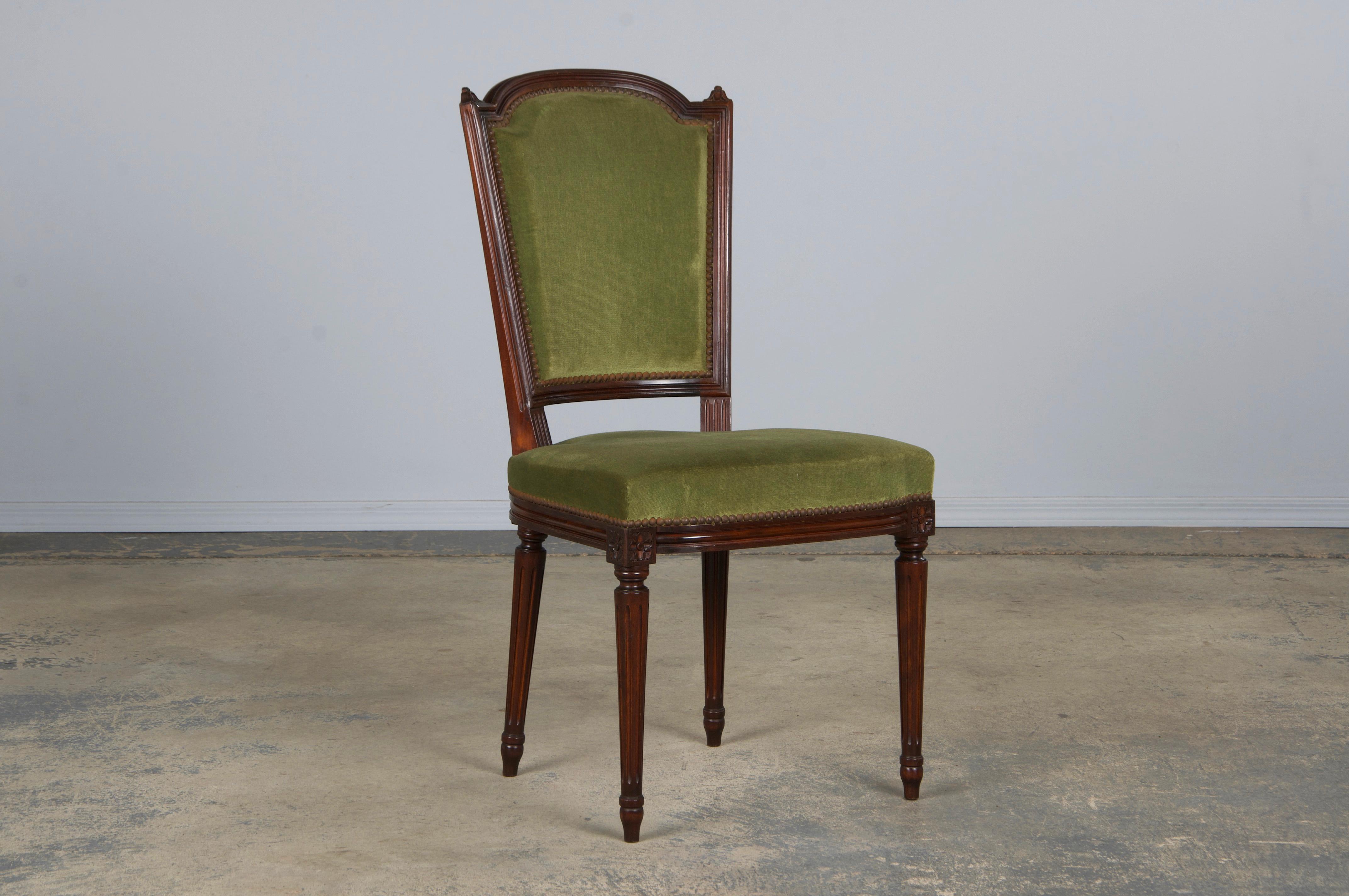 Sillas de Comedor Francesas de Arce Estilo Luis XVI con Mohair Verde - Set de 6 en venta 1