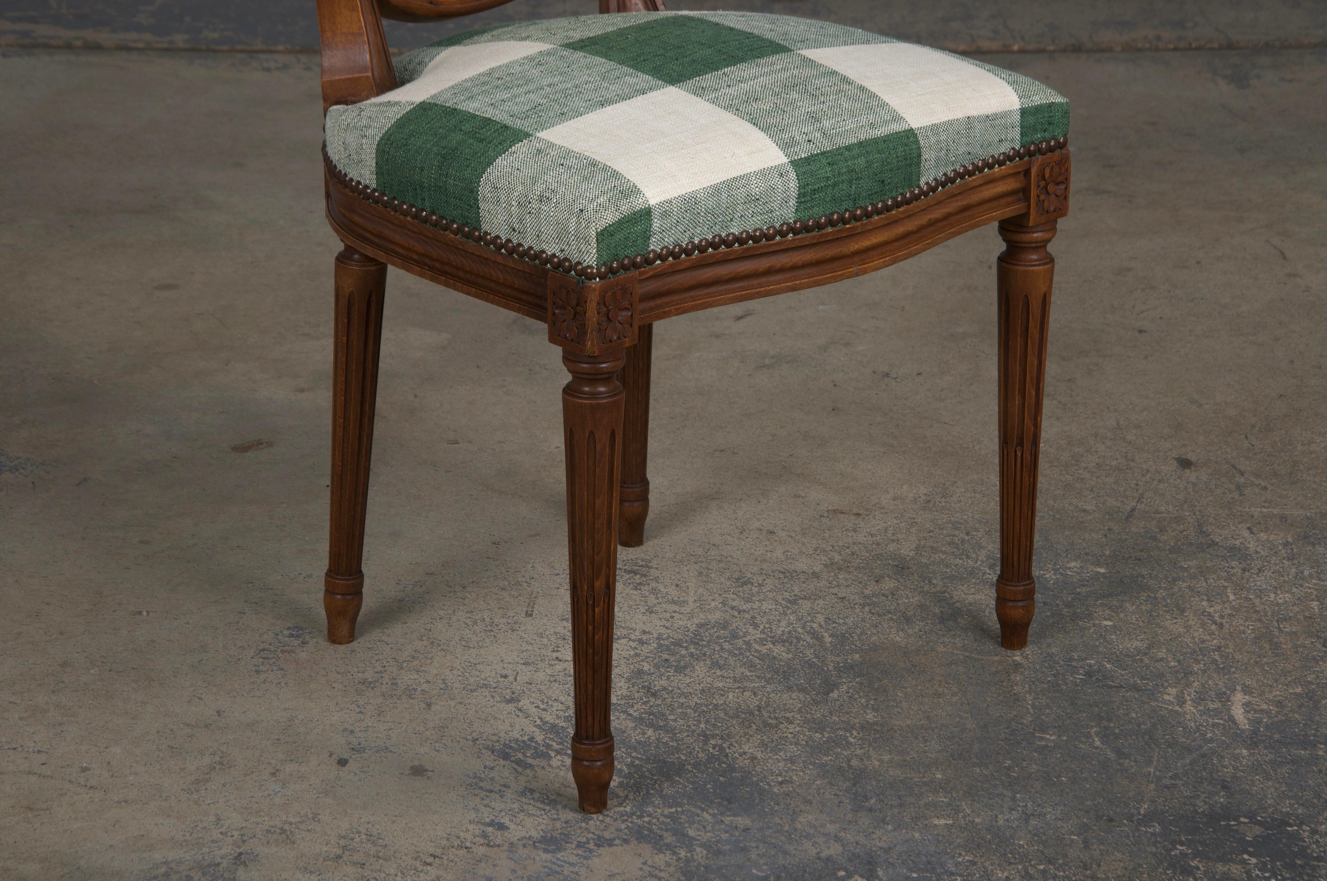 Sedie da pranzo francesi in stile Luigi XVI in acero con tessuto verde a quadri - Set di 6 in vendita 3