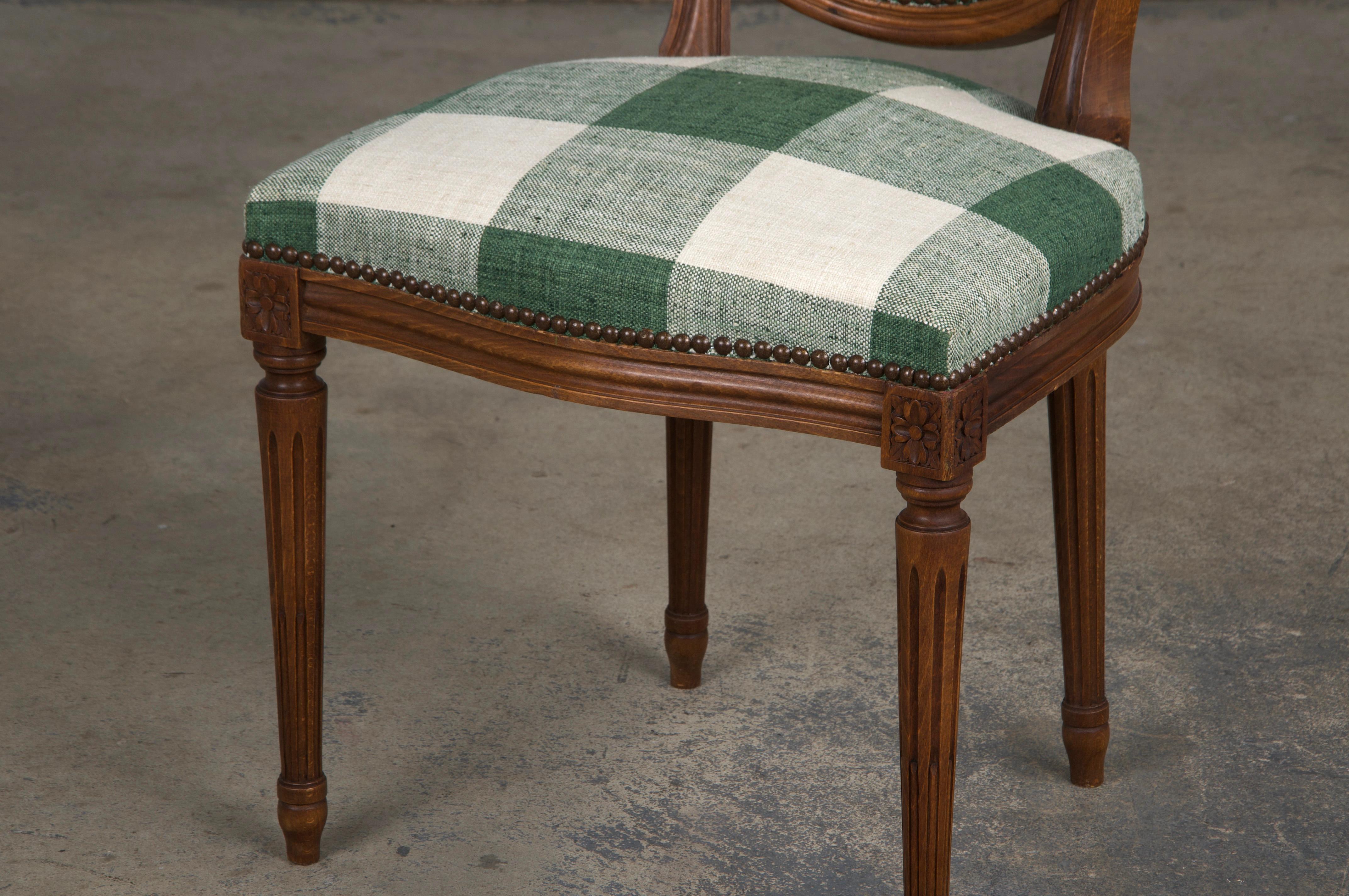 Sedie da pranzo francesi in stile Luigi XVI in acero con tessuto verde a quadri - Set di 6 in vendita 10