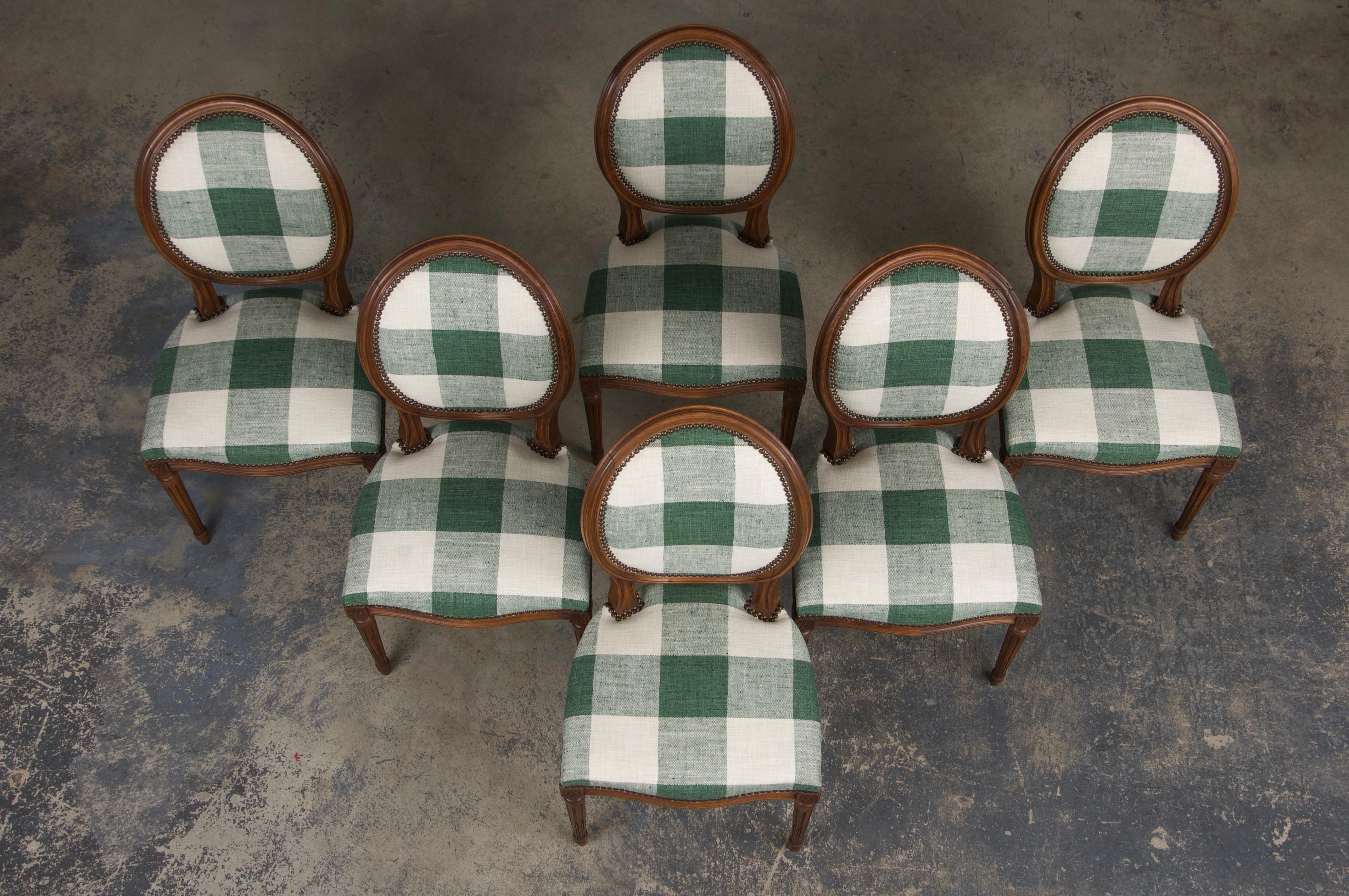 Francese Sedie da pranzo francesi in stile Luigi XVI in acero con tessuto verde a quadri - Set di 6 in vendita