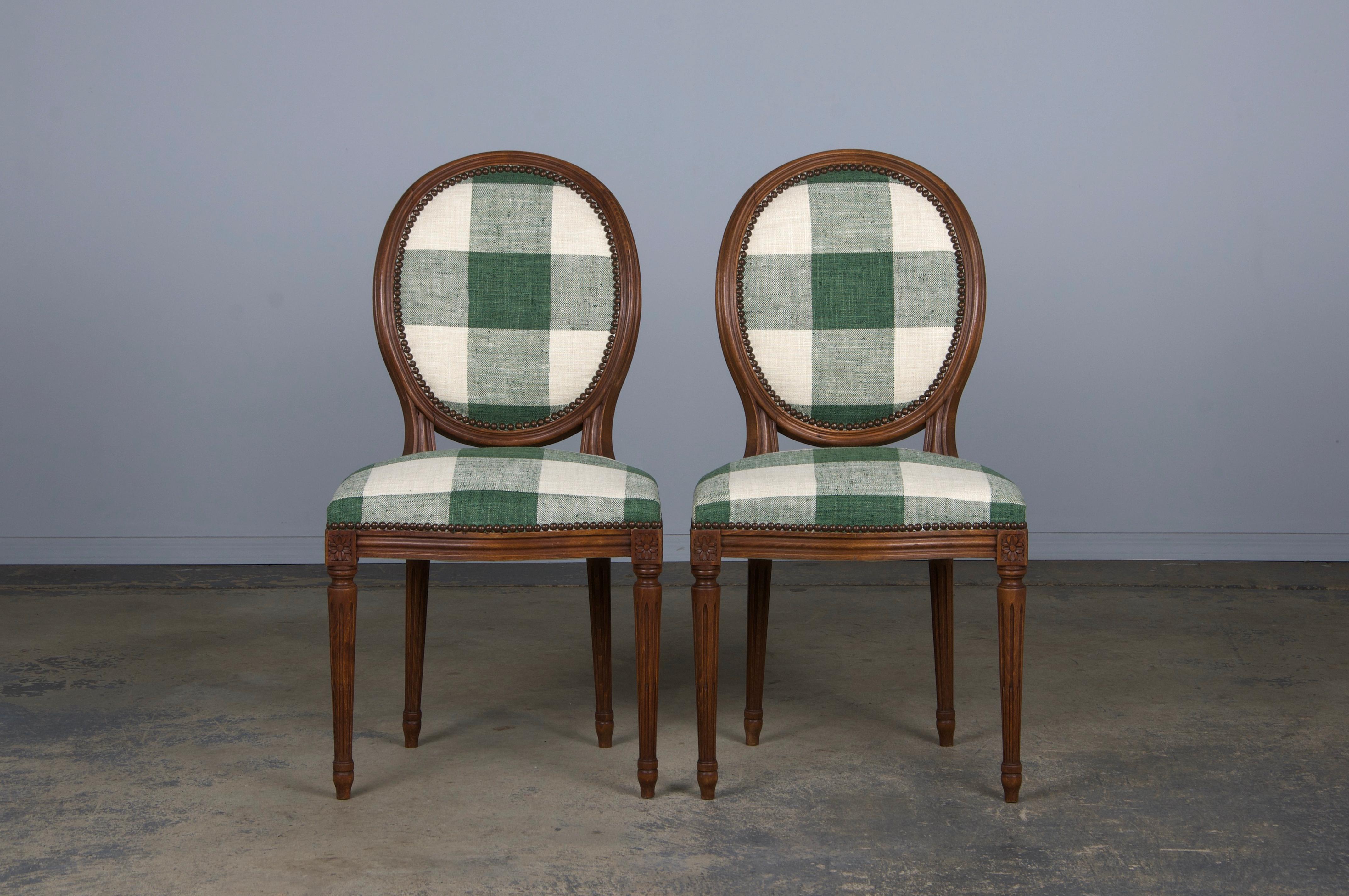 Sedie da pranzo francesi in stile Luigi XVI in acero con tessuto verde a quadri - Set di 6 In condizioni buone in vendita a Astoria, NY