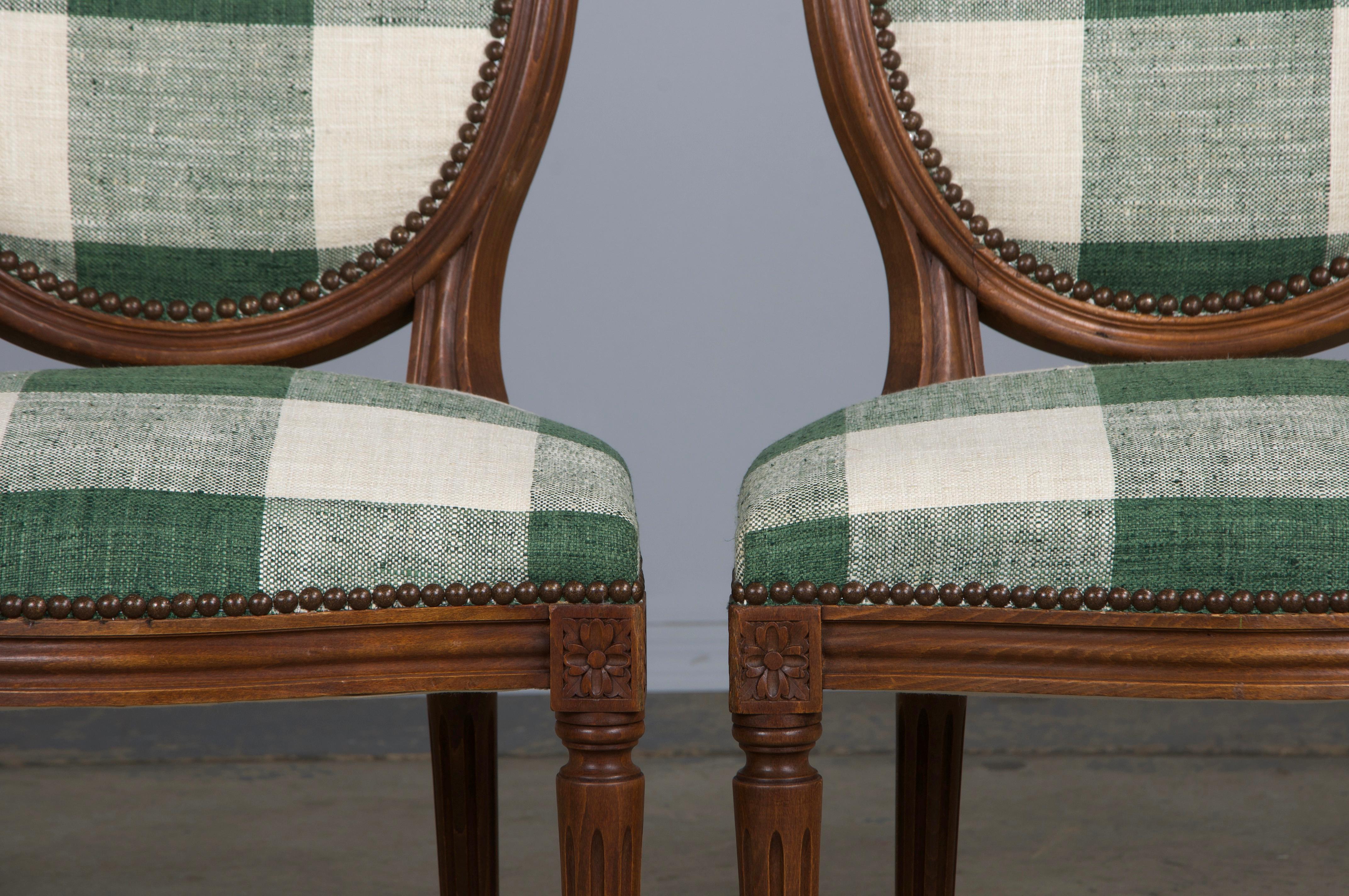 XX secolo Sedie da pranzo francesi in stile Luigi XVI in acero con tessuto verde a quadri - Set di 6 in vendita
