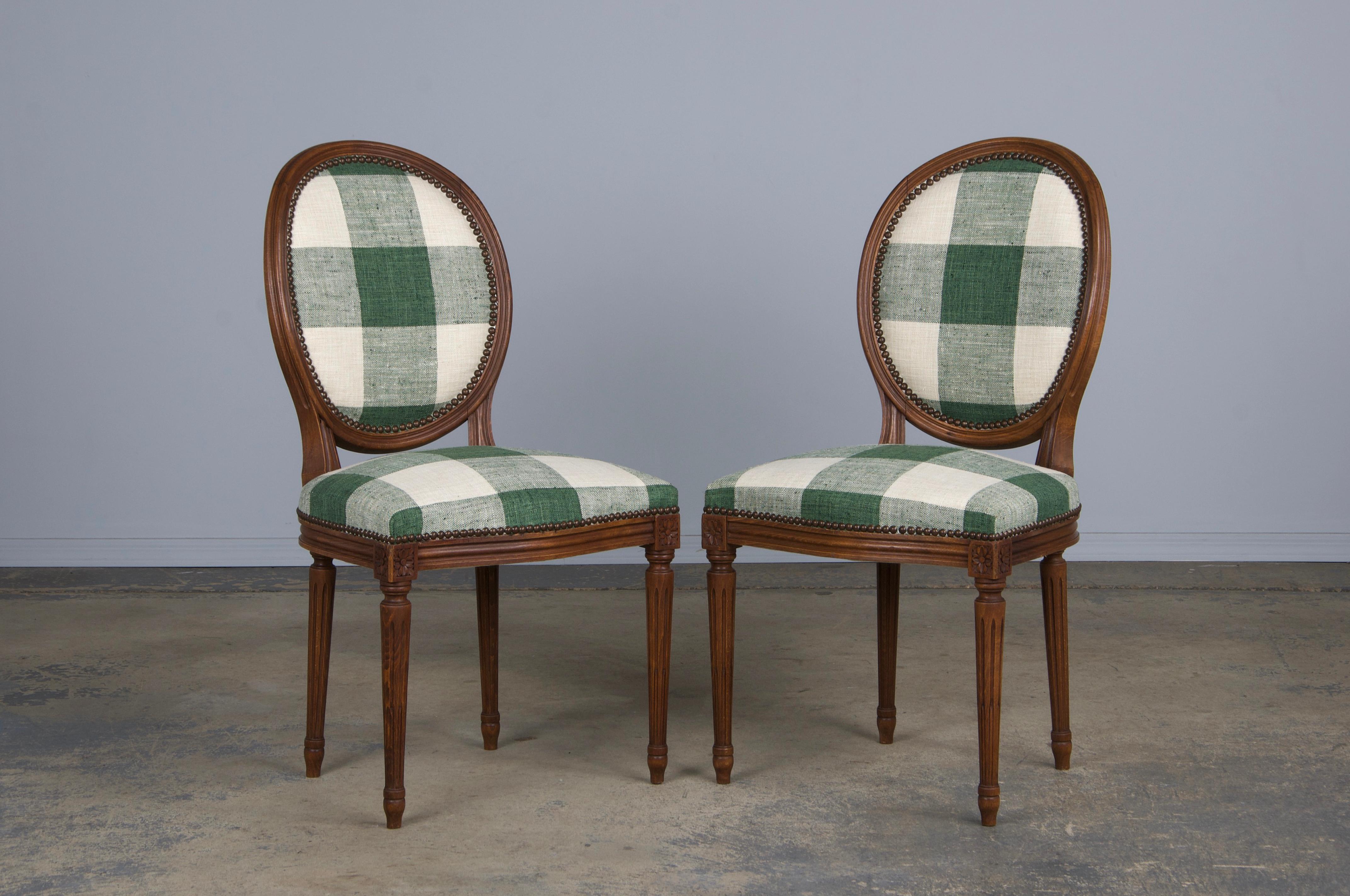 Tessuto Sedie da pranzo francesi in stile Luigi XVI in acero con tessuto verde a quadri - Set di 6 in vendita