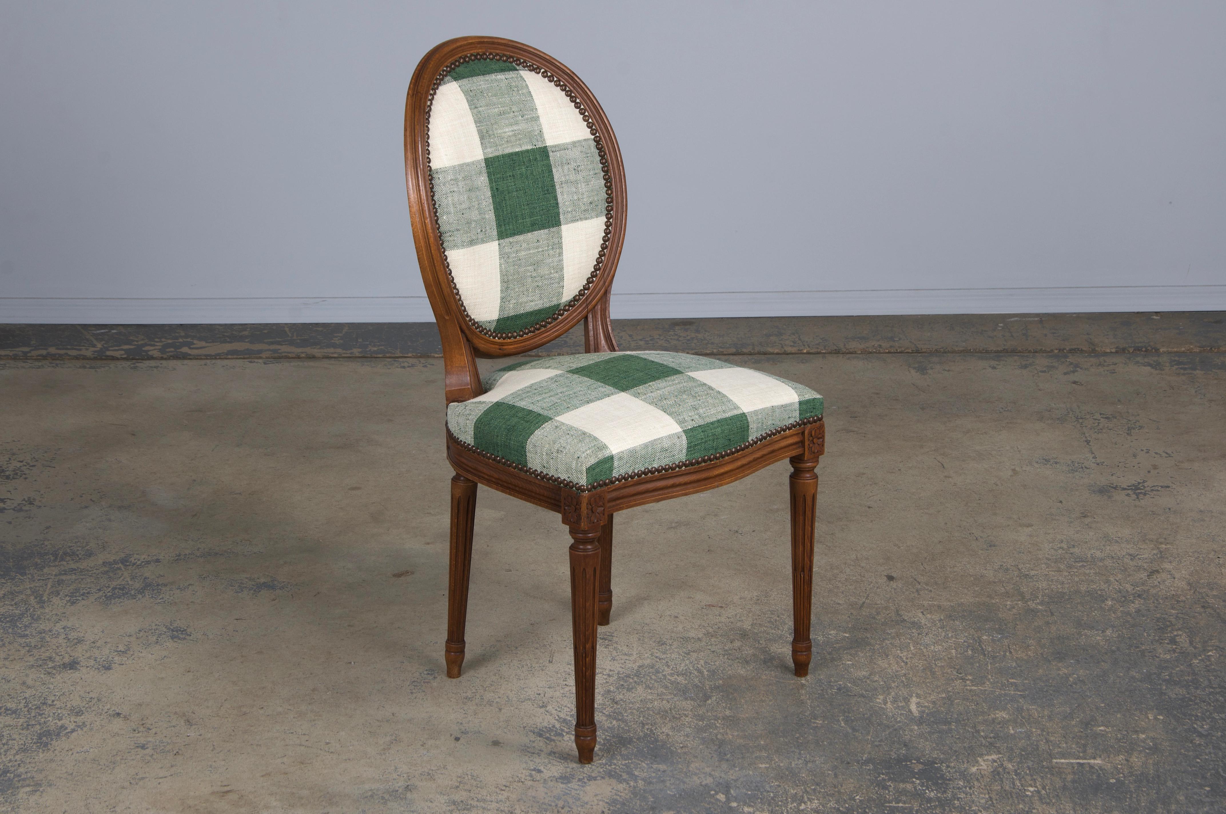 Sedie da pranzo francesi in stile Luigi XVI in acero con tessuto verde a quadri - Set di 6 in vendita 1