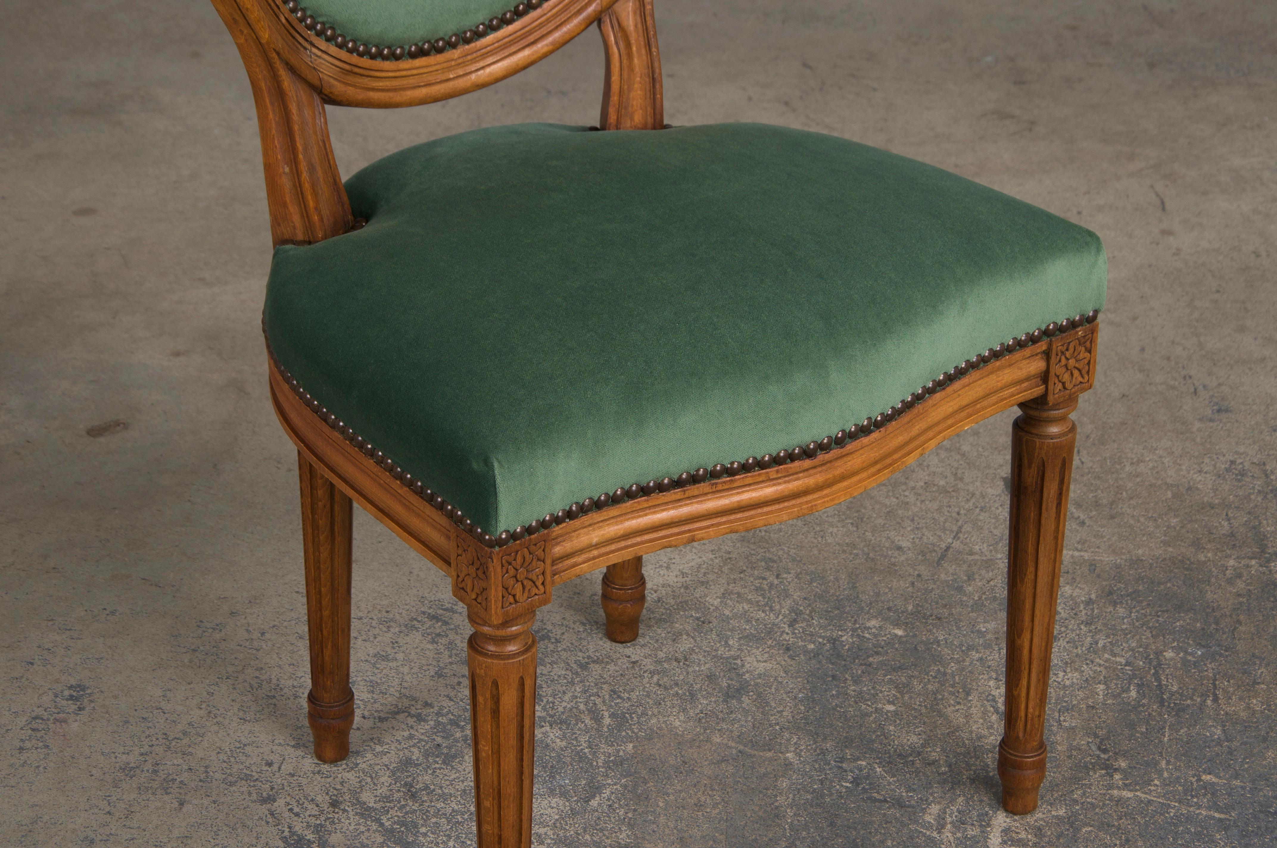 Sedie da pranzo francesi in stile Luigi XVI in acero con velluto verde - set di 6 in vendita 3