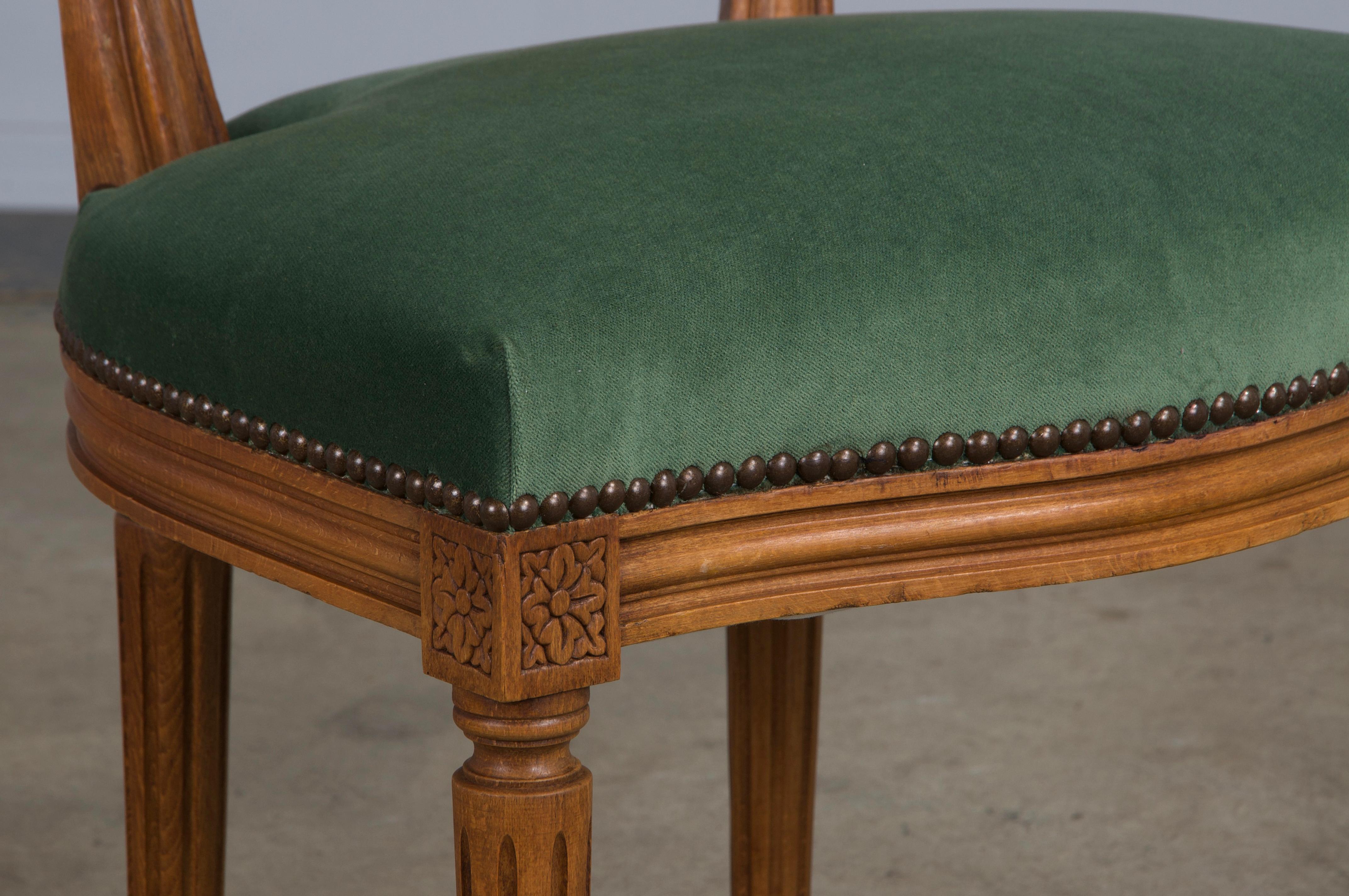 Sedie da pranzo francesi in stile Luigi XVI in acero con velluto verde - set di 6 in vendita 4