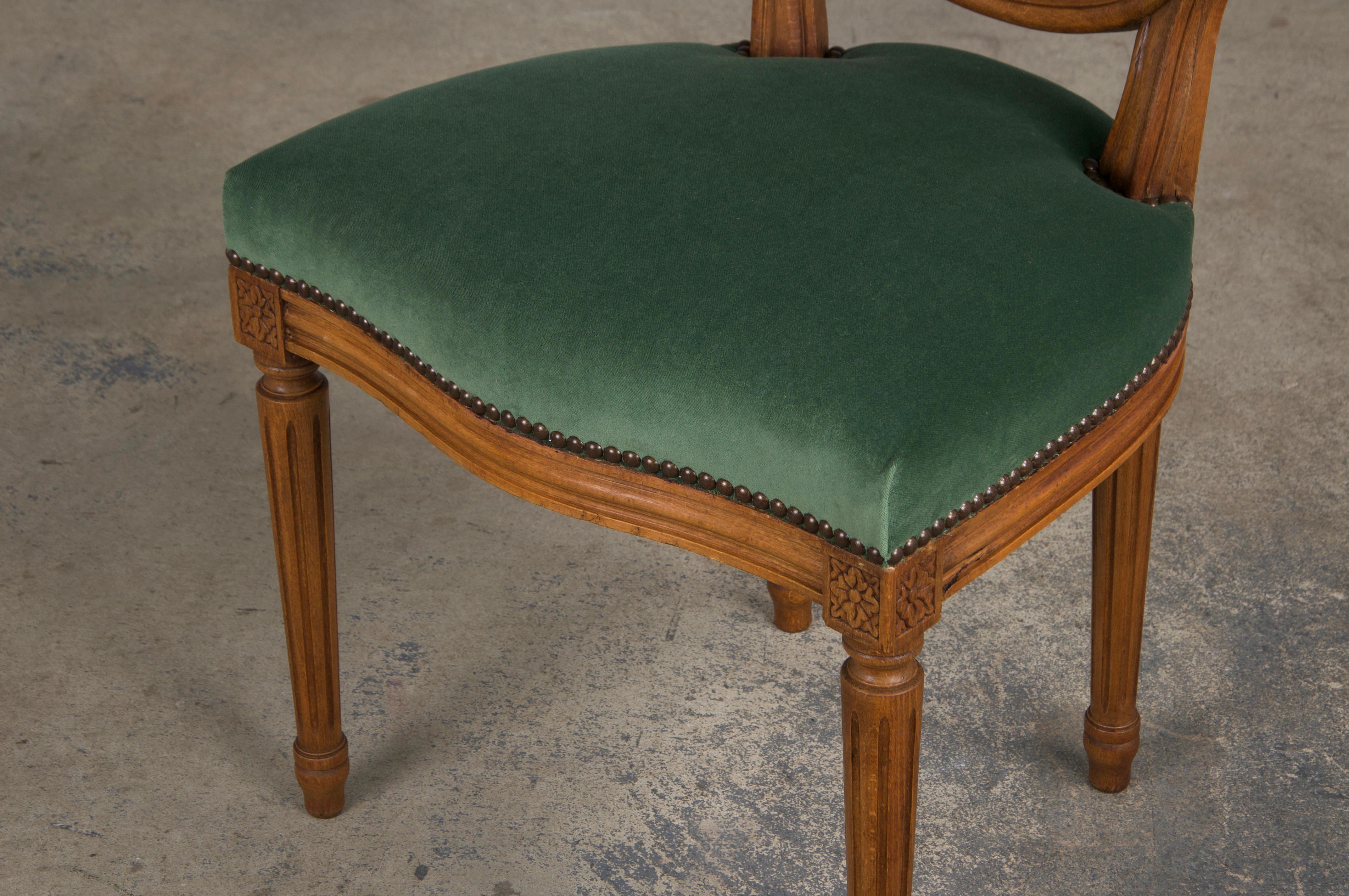 Sedie da pranzo francesi in stile Luigi XVI in acero con velluto verde - set di 6 in vendita 11