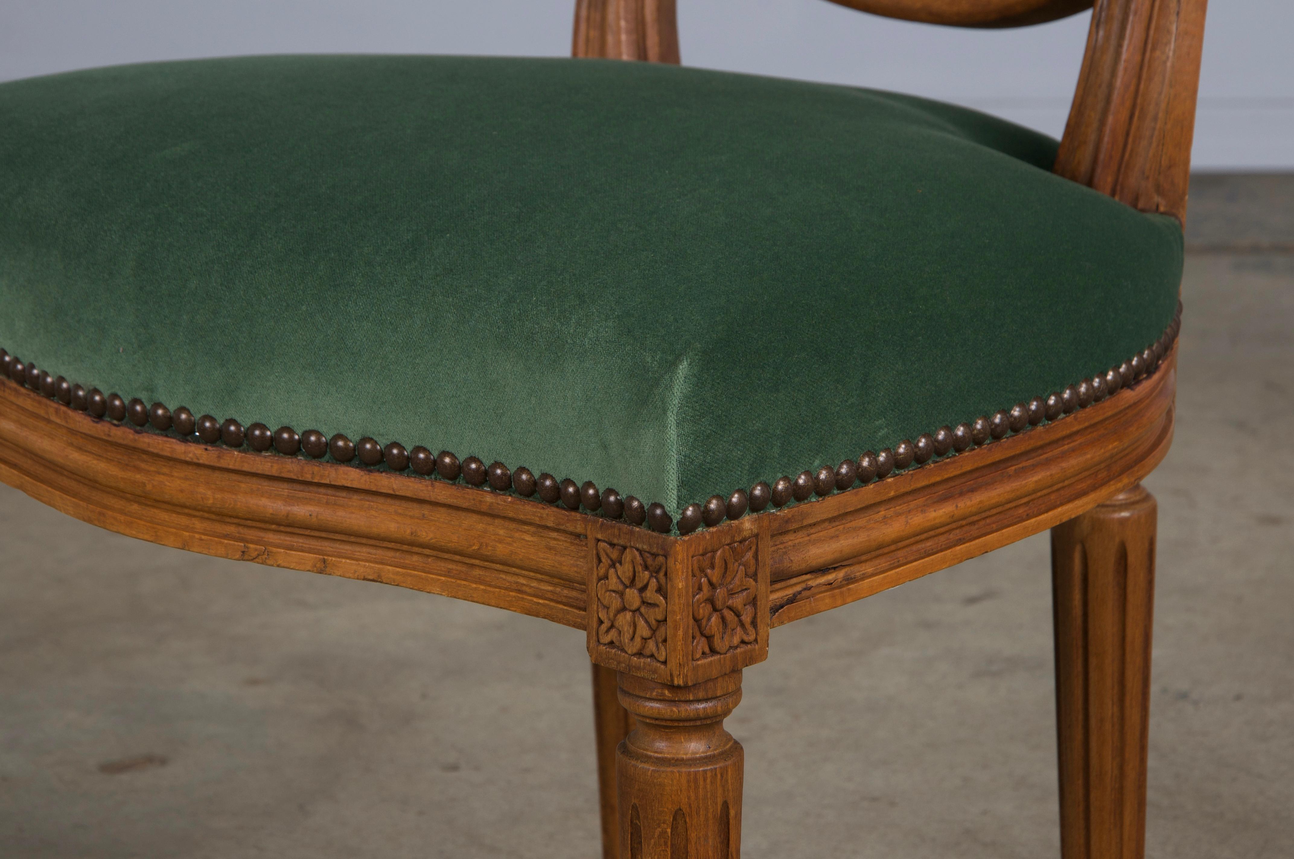 Sedie da pranzo francesi in stile Luigi XVI in acero con velluto verde - set di 6 in vendita 12