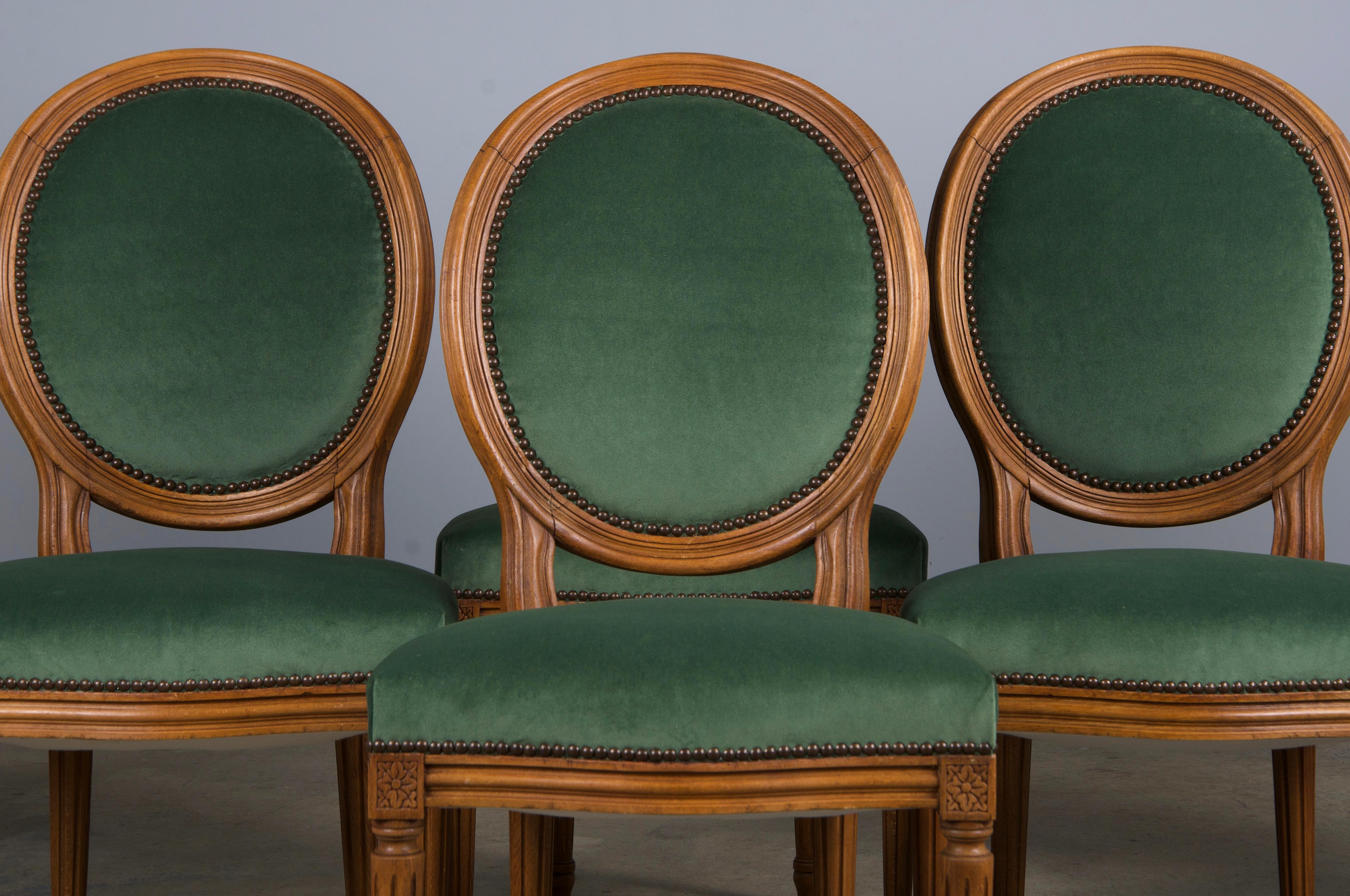 Un bel set di sei sedie da pranzo francesi in stile Luigi XVI, provenienti dalla Provenza, in Francia. Ogni sedia presenta una struttura in legno d'acero lavorata a mano con uno schienale a medaglione di forma ovale. Le sedie sono state restaurate