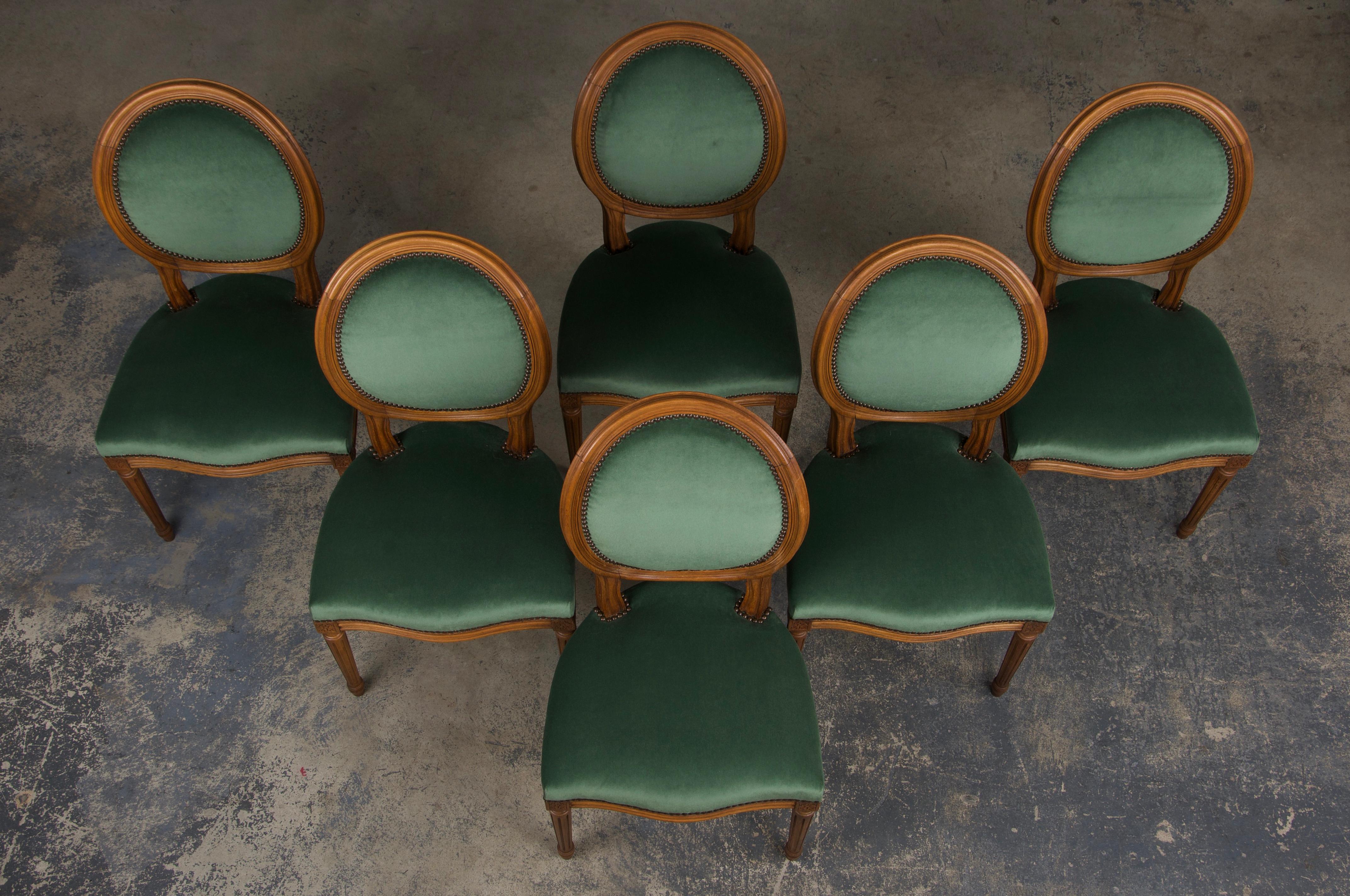 Francese Sedie da pranzo francesi in stile Luigi XVI in acero con velluto verde - set di 6 in vendita