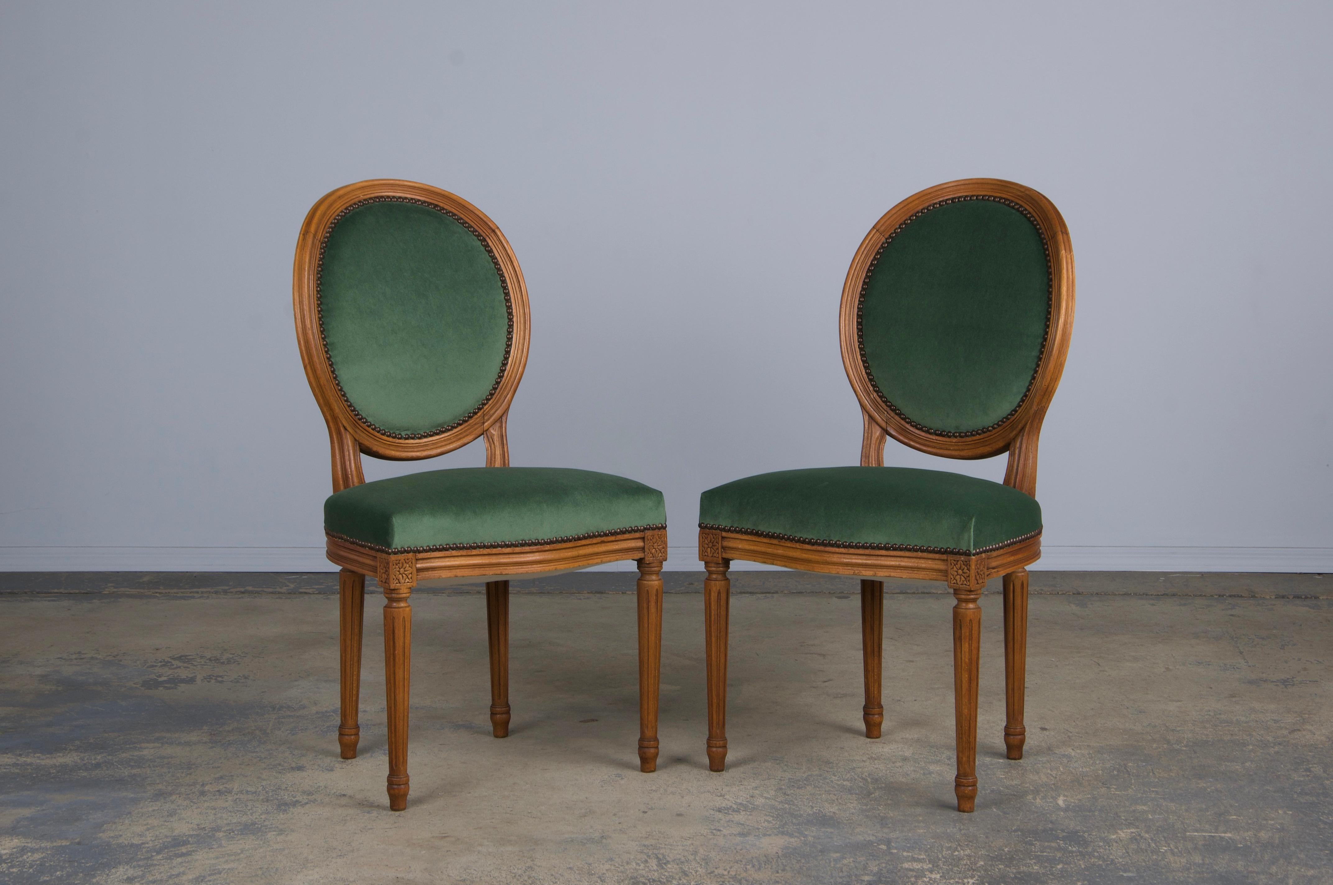 XX secolo Sedie da pranzo francesi in stile Luigi XVI in acero con velluto verde - set di 6 in vendita