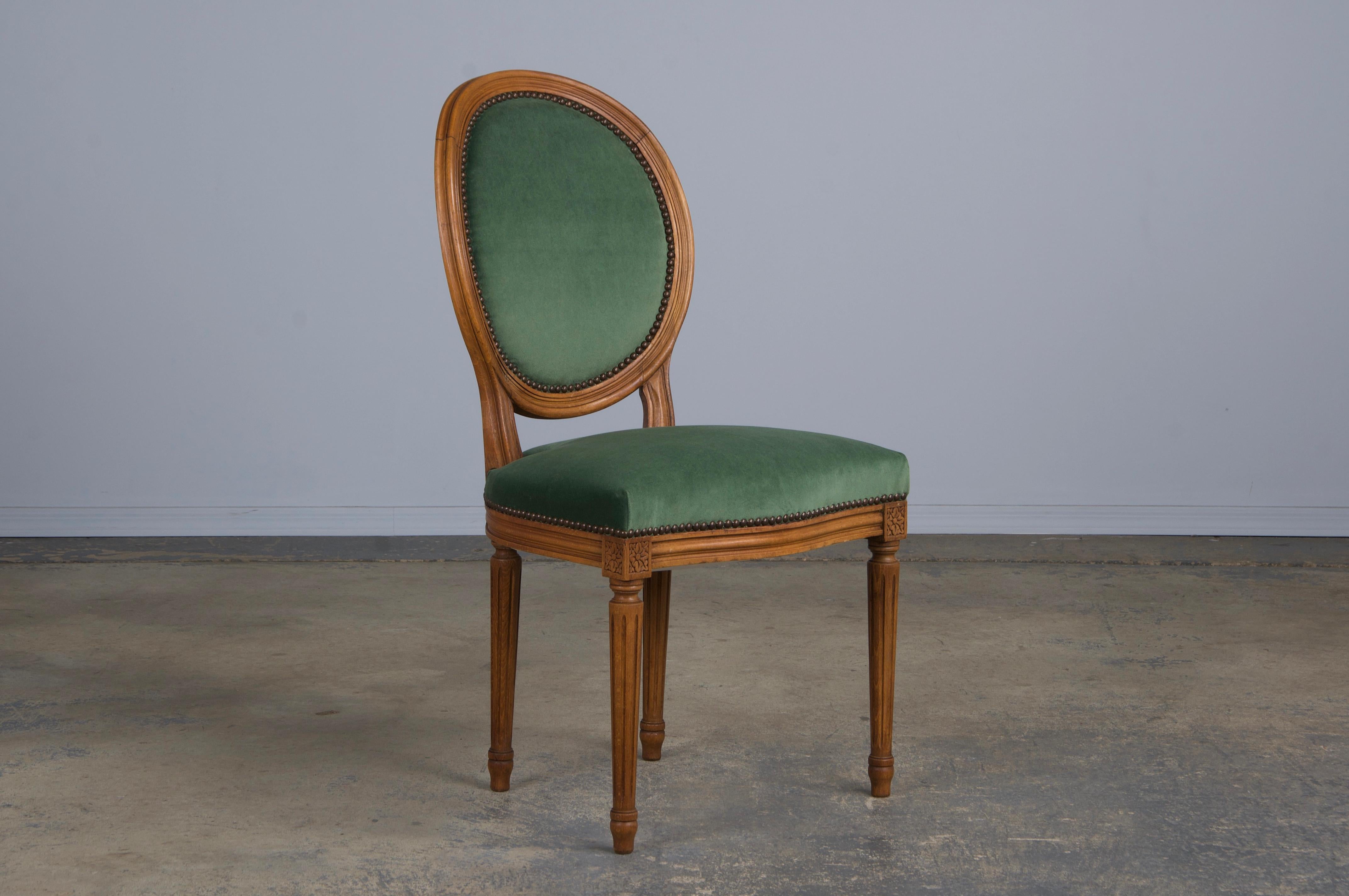Velluto Sedie da pranzo francesi in stile Luigi XVI in acero con velluto verde - set di 6 in vendita