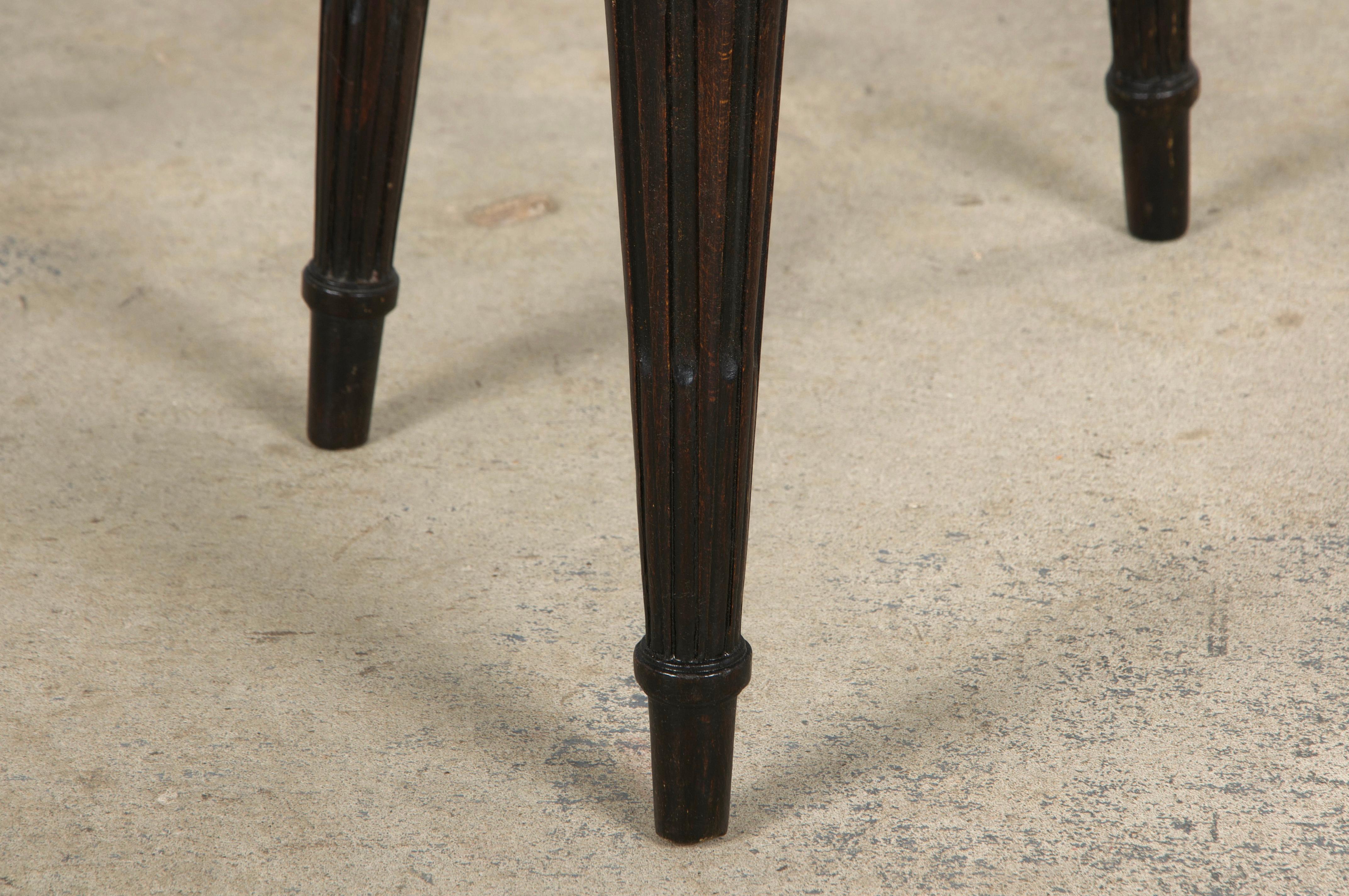 Paire de chaises d'appoint françaises anciennes de style Louis XVI en érable et velours rose en vente 3