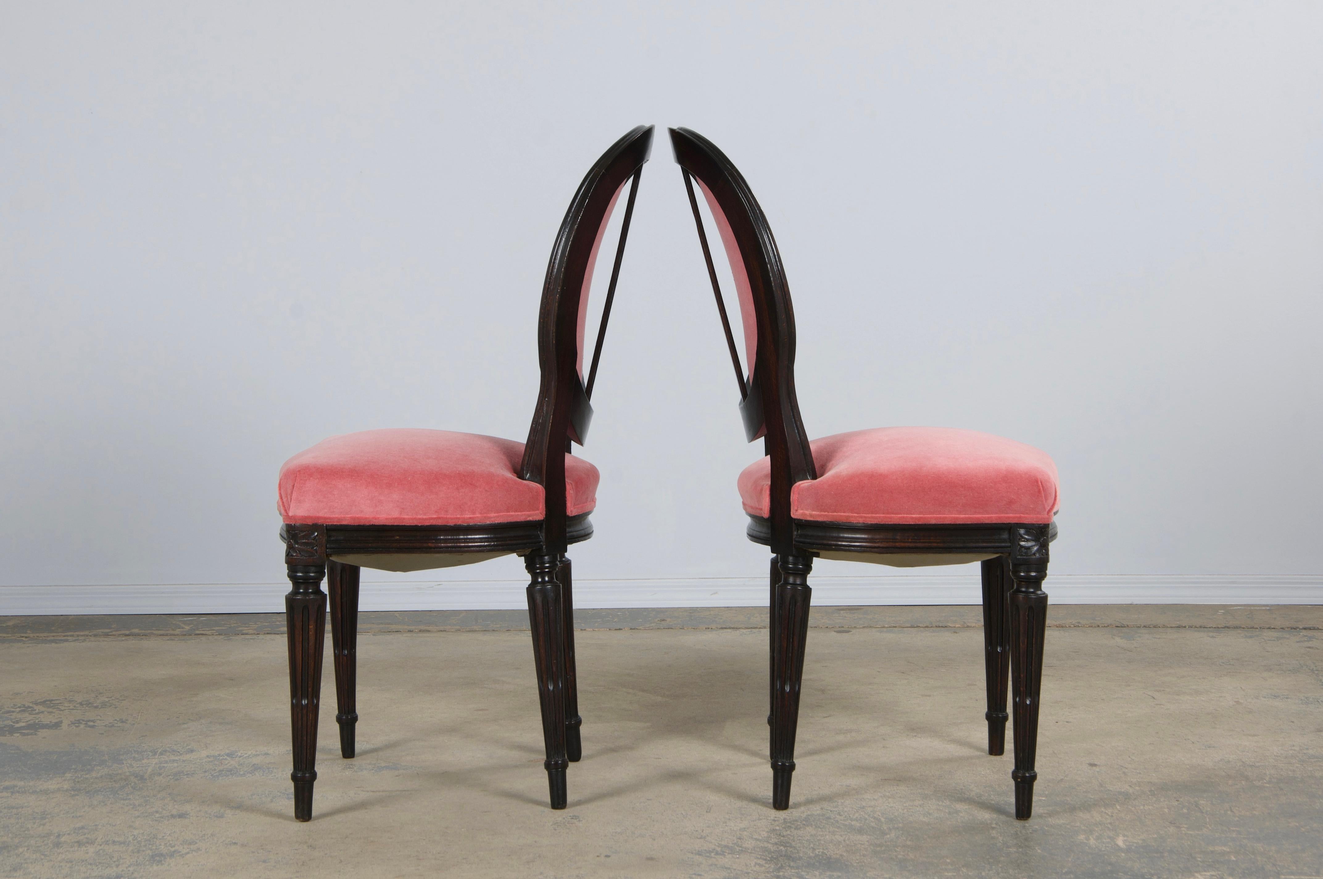 Paire de chaises d'appoint françaises anciennes de style Louis XVI en érable et velours rose en vente 4
