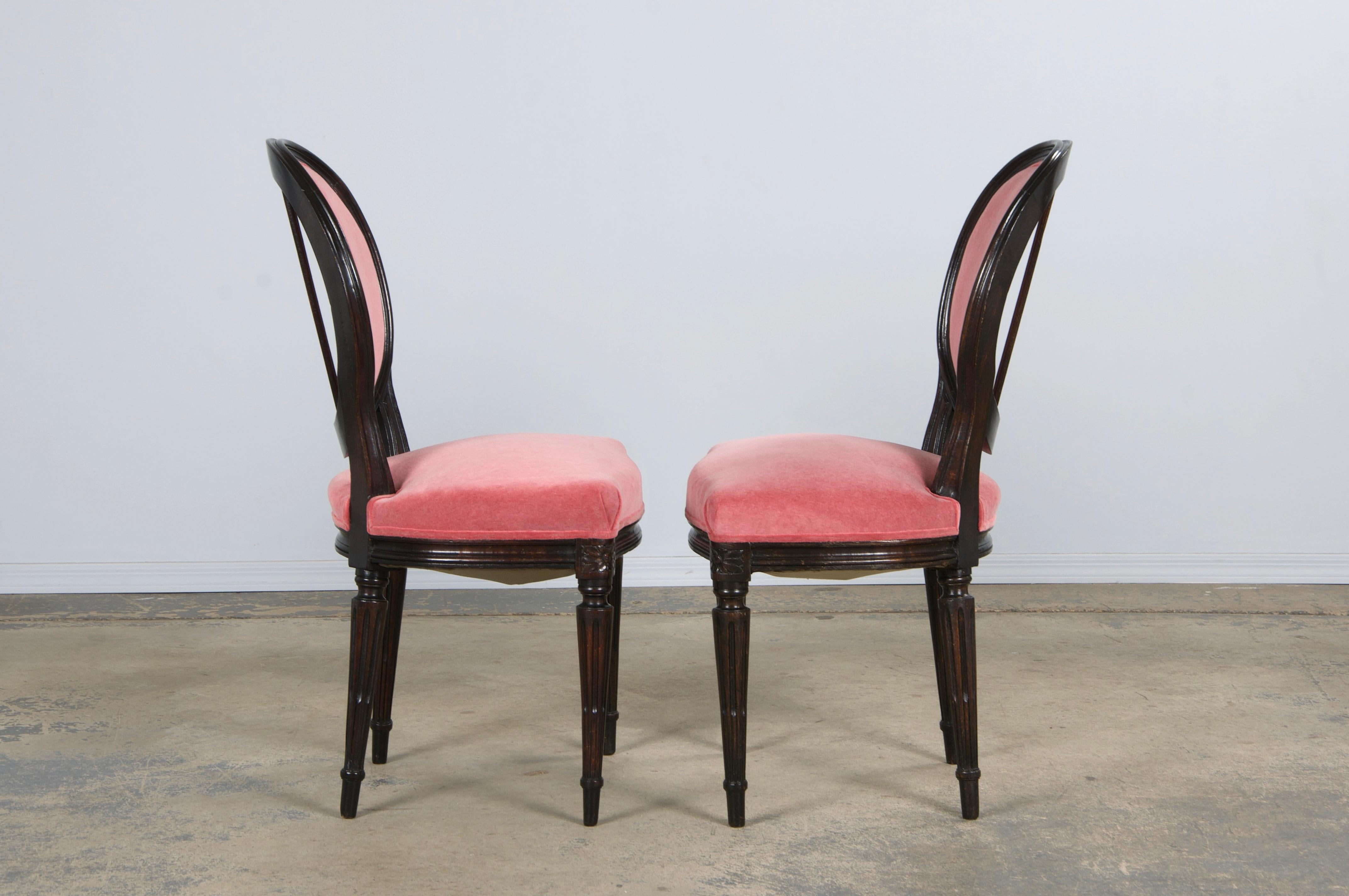 Paire de chaises d'appoint françaises anciennes de style Louis XVI en érable et velours rose en vente 5