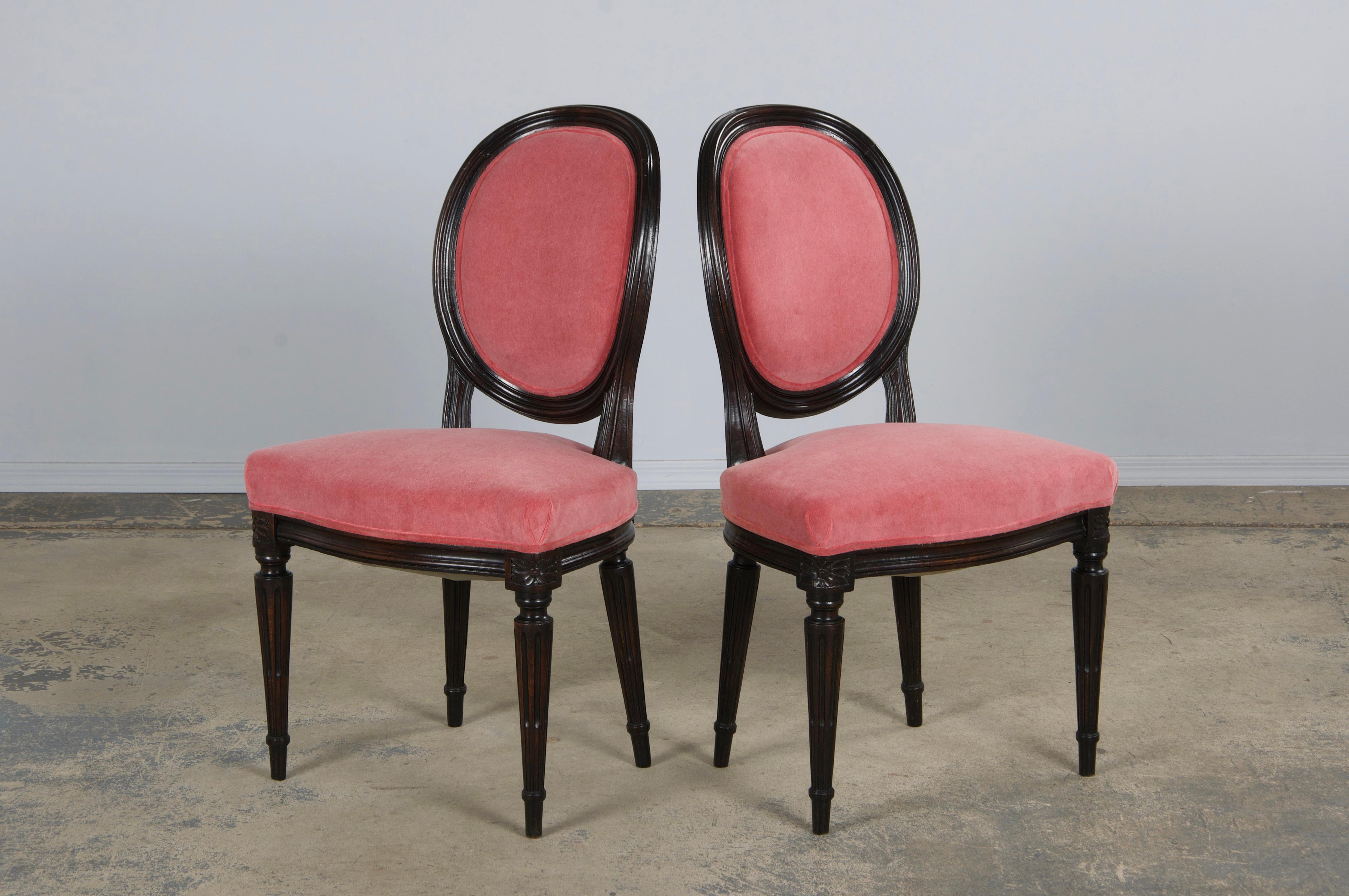 Paire de chaises d'appoint françaises anciennes de style Louis XVI en érable et velours rose en vente 6