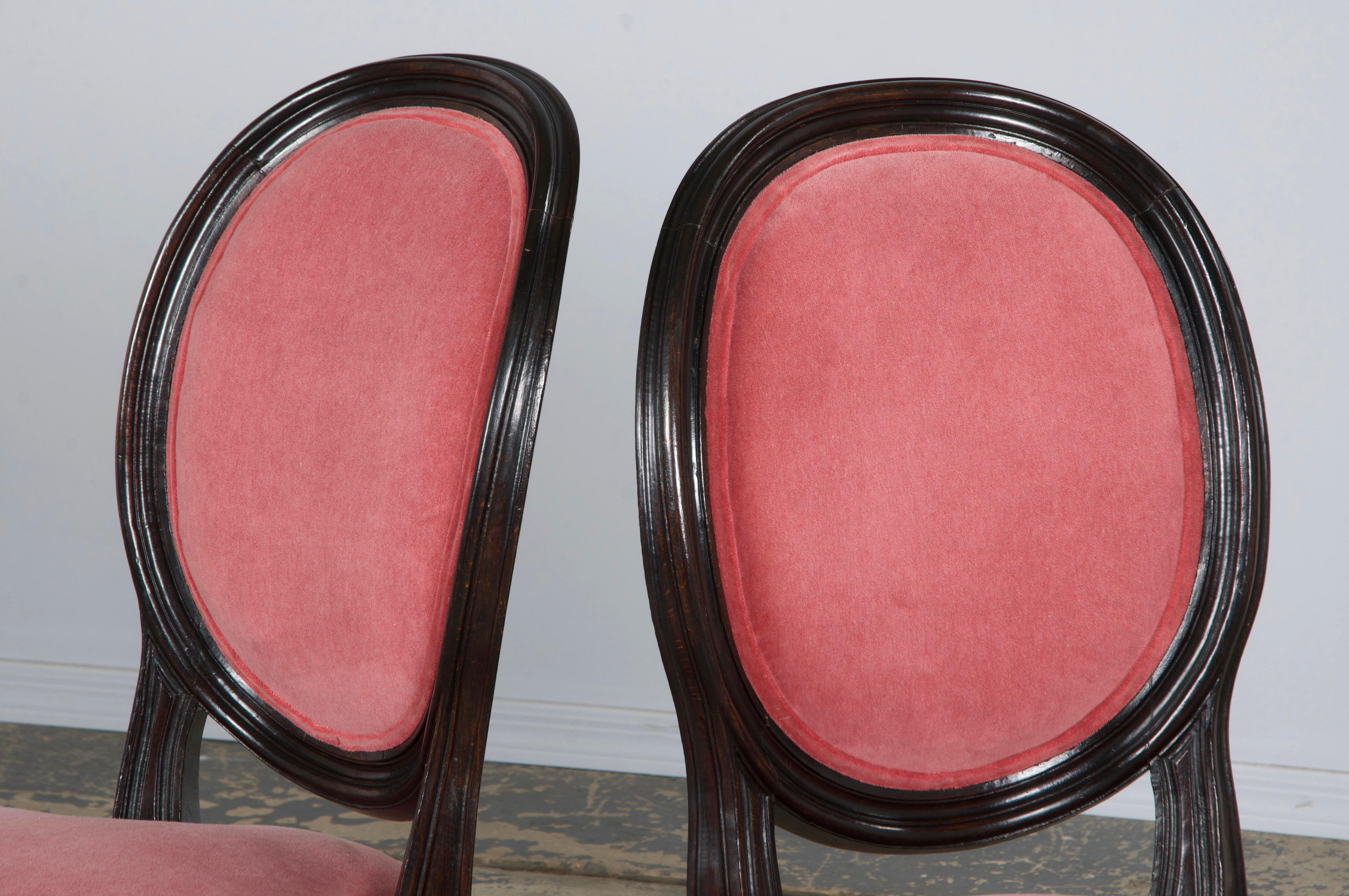 Paire de chaises d'appoint françaises anciennes de style Louis XVI en érable et velours rose en vente 7