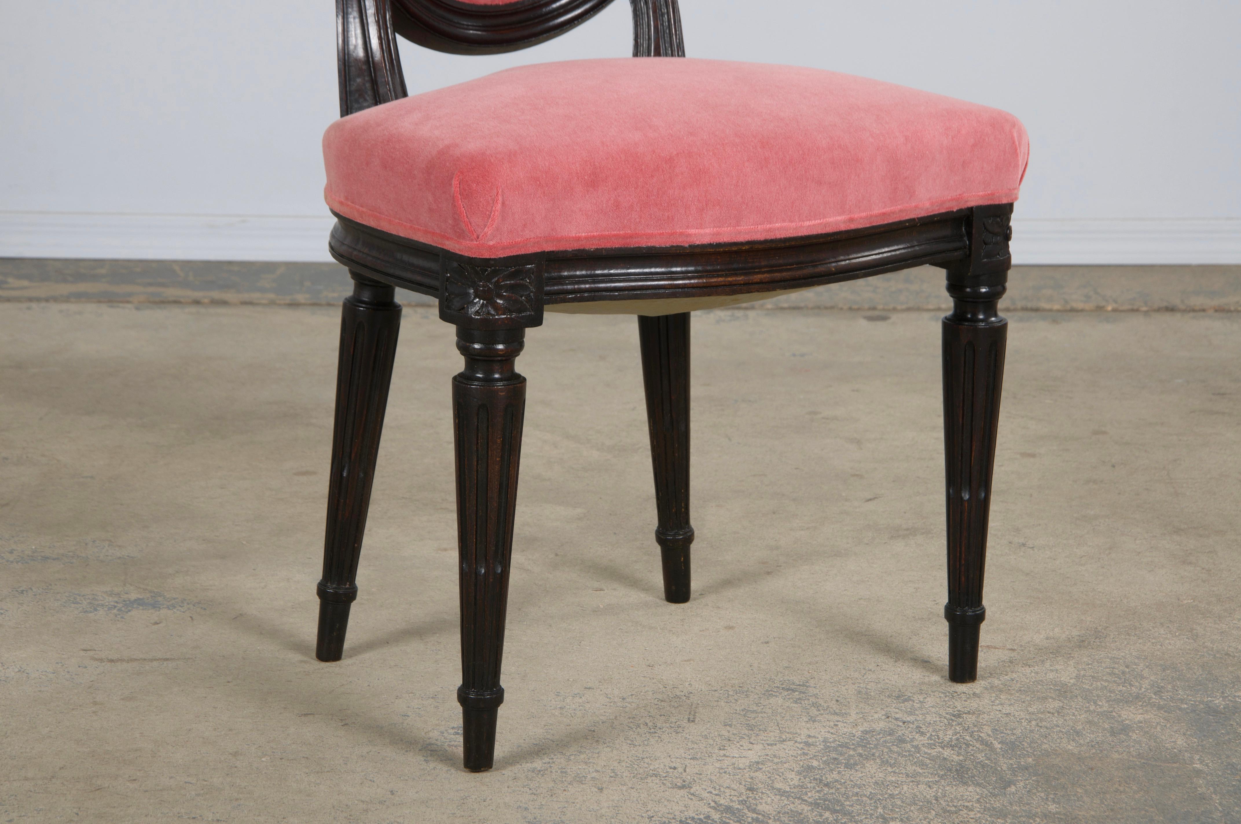 Paire de chaises d'appoint françaises anciennes de style Louis XVI en érable et velours rose en vente 8
