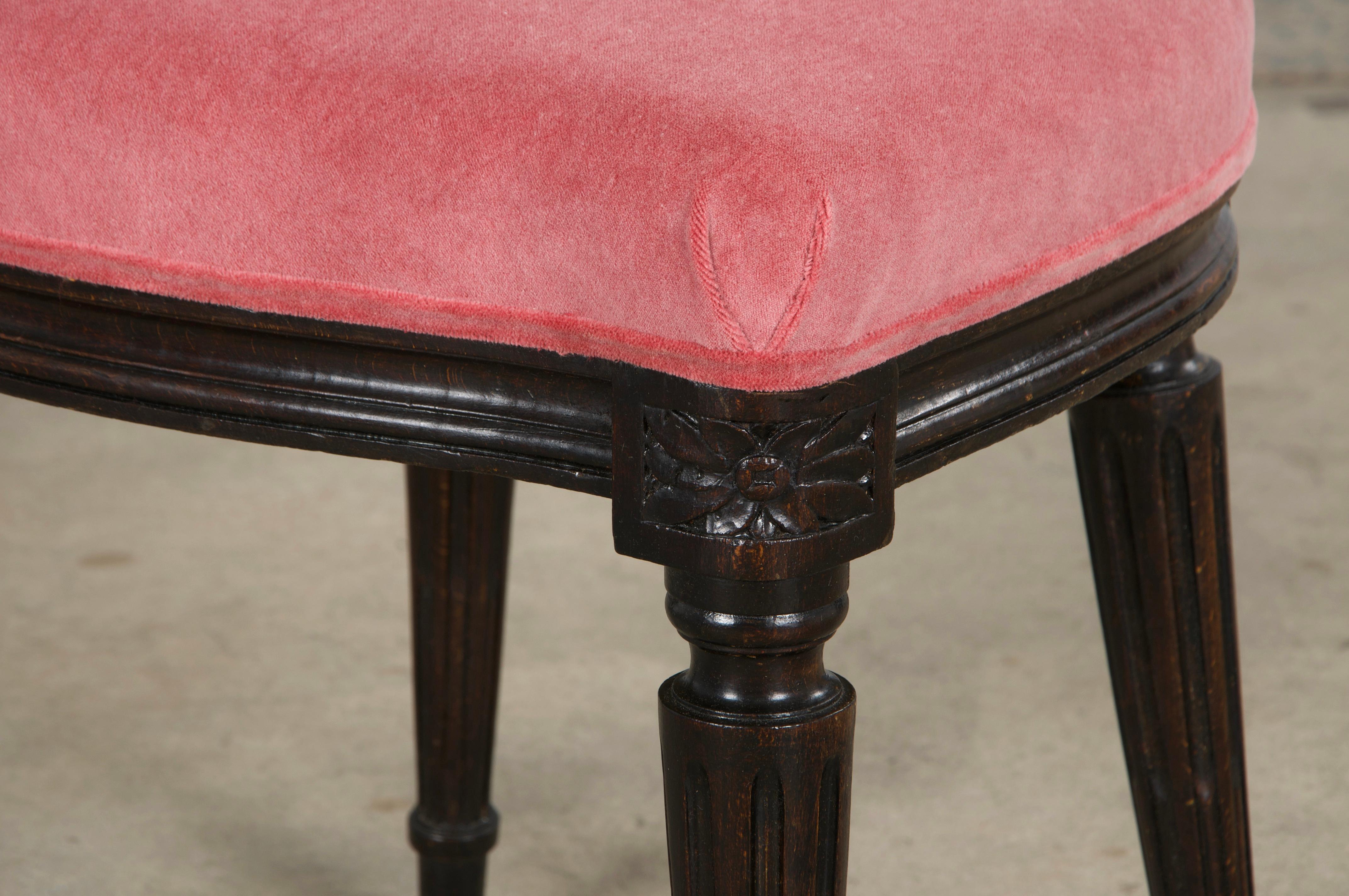 Paire de chaises d'appoint françaises anciennes de style Louis XVI en érable et velours rose en vente 9