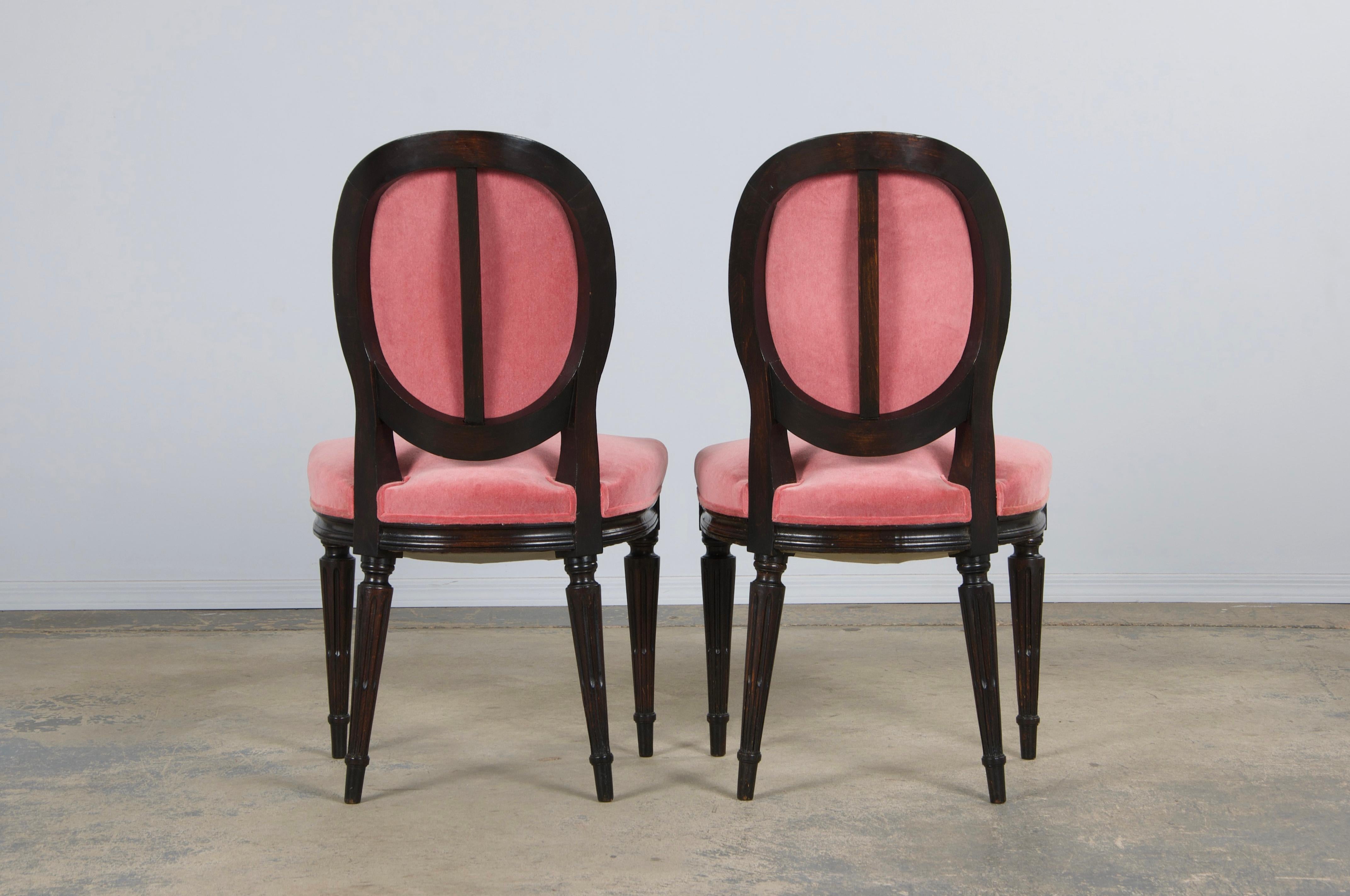 Paire de chaises d'appoint françaises anciennes de style Louis XVI en érable et velours rose en vente 10