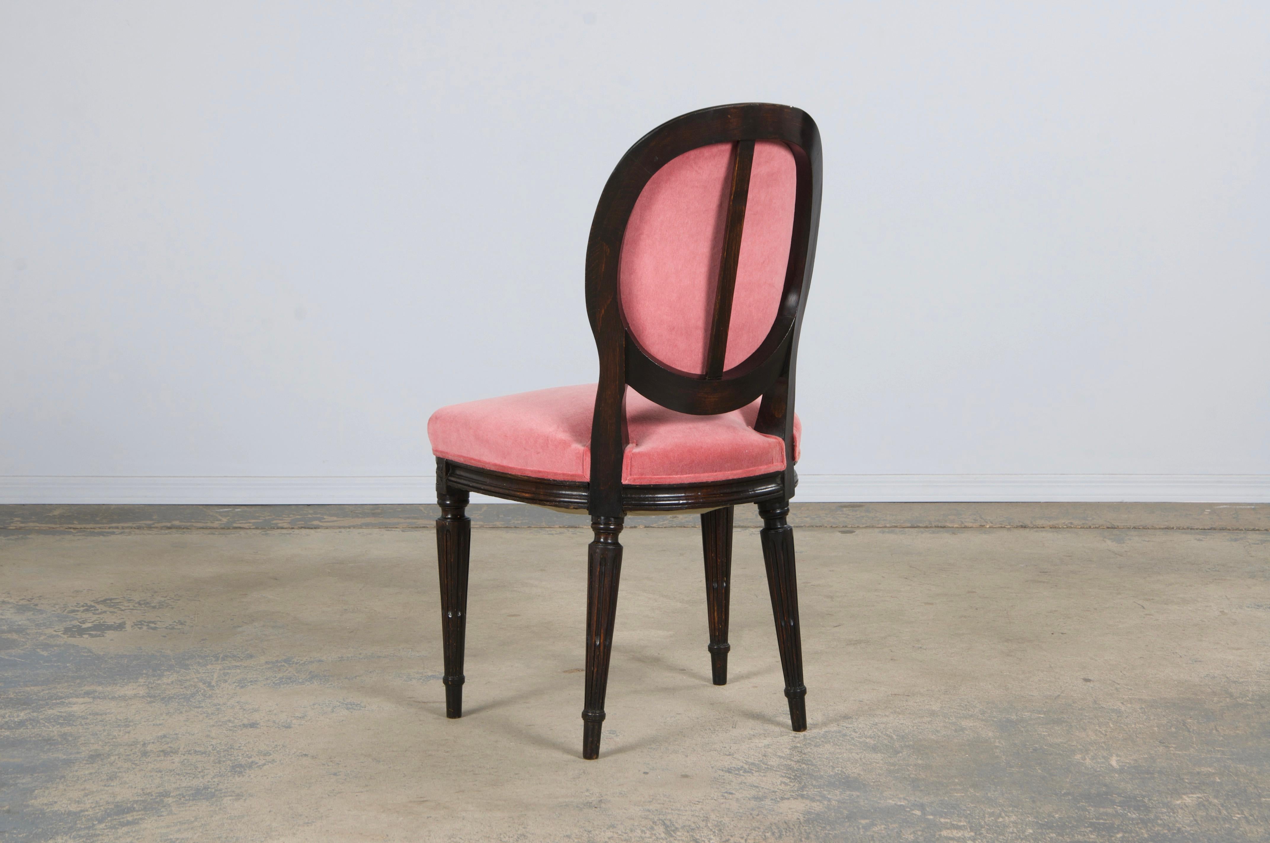 Paire de chaises d'appoint françaises anciennes de style Louis XVI en érable et velours rose en vente 11