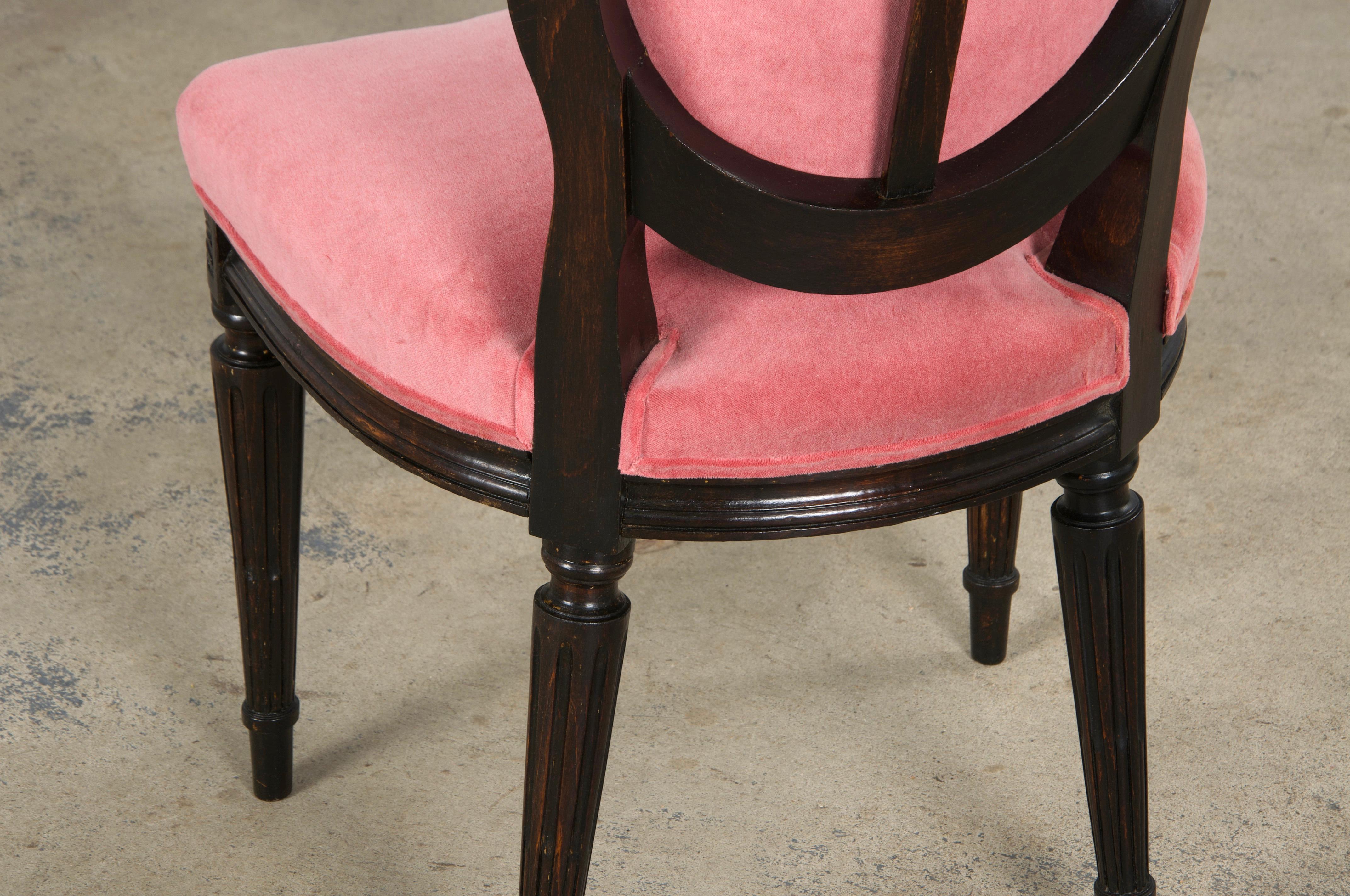 Paire de chaises d'appoint françaises anciennes de style Louis XVI en érable et velours rose en vente 12