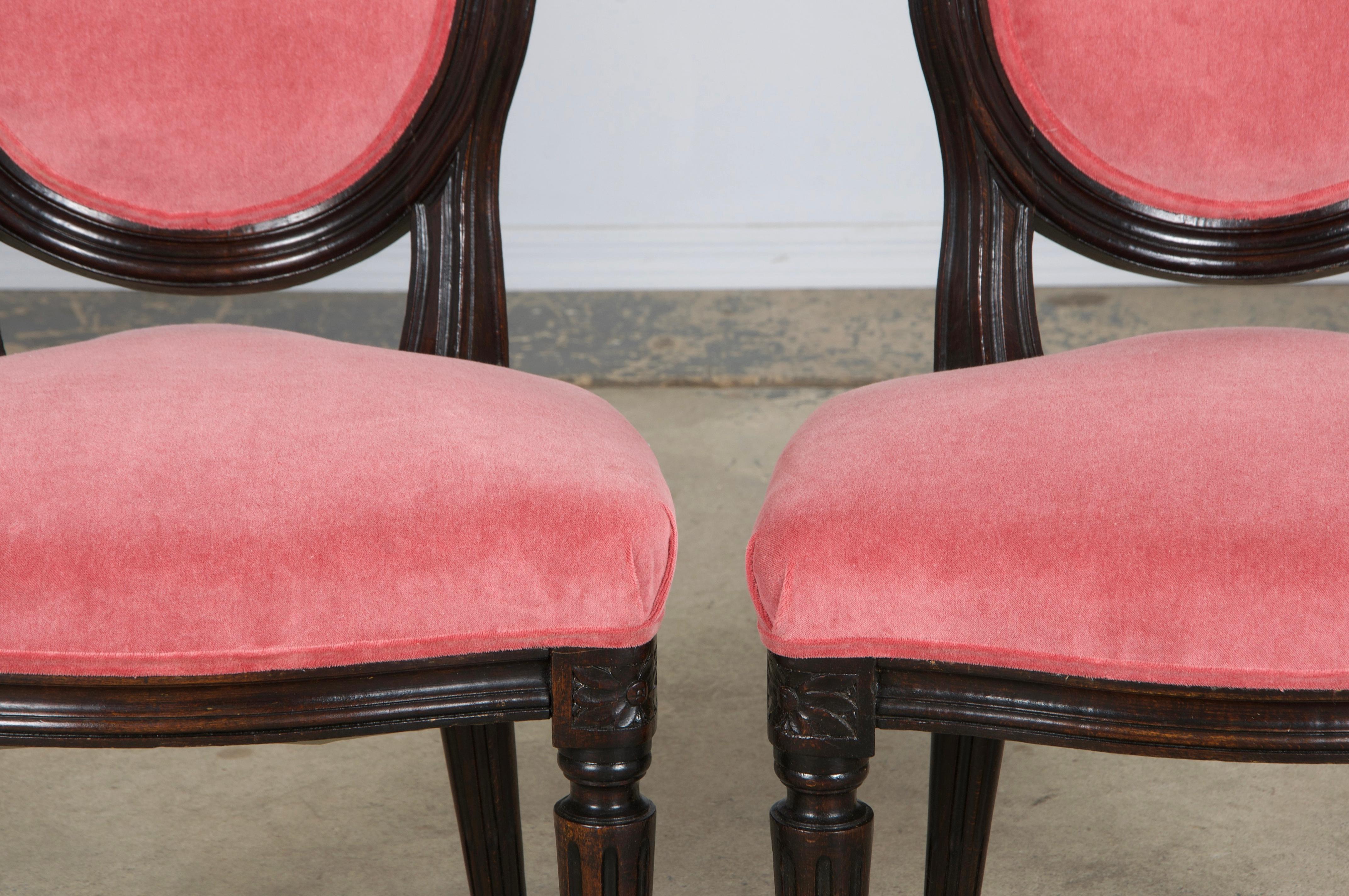 Magnifique paire de chaises d'appoint de style Louis XVI, provenant de Provence, datant du début du XXe siècle. Chaque chaise est dotée d'un cadre en érable fabriqué à la main et d'un élégant dossier ovale. La structure a été restaurée et