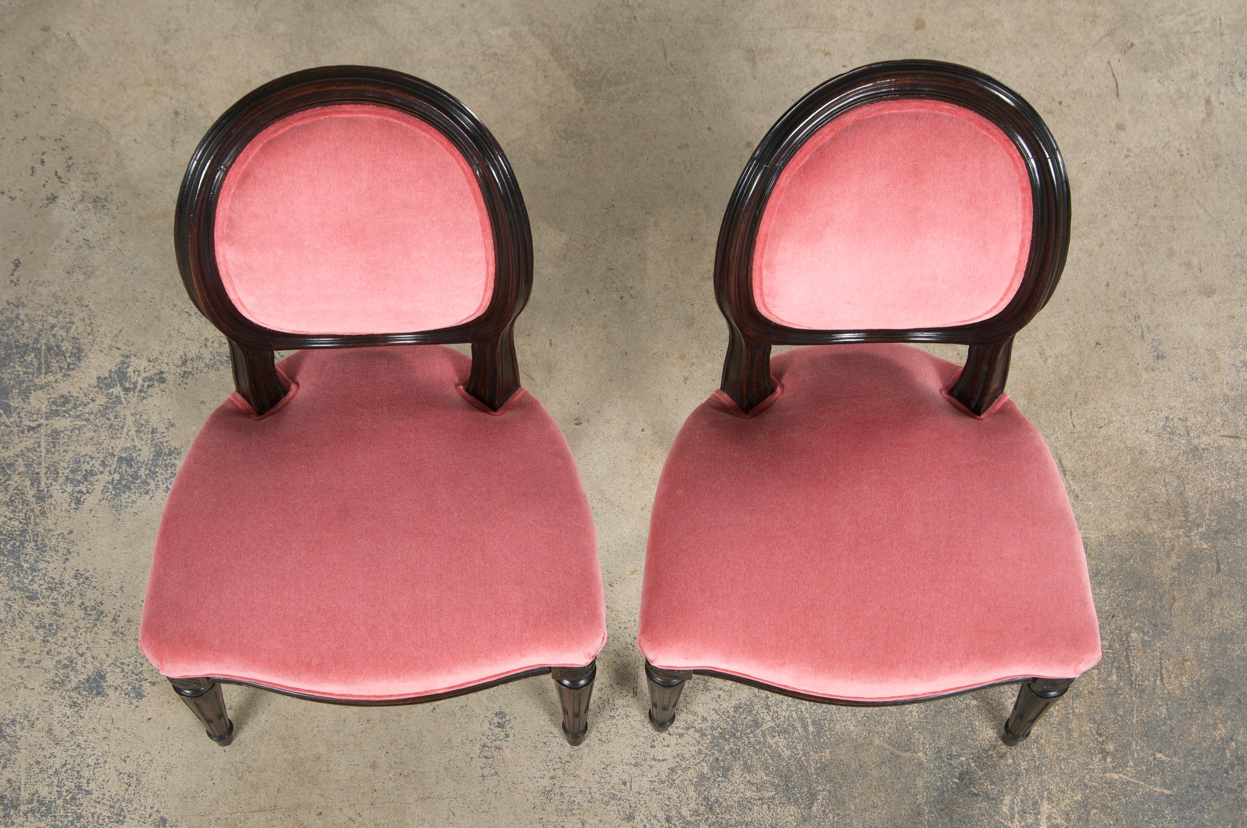 Français Paire de chaises d'appoint françaises anciennes de style Louis XVI en érable et velours rose en vente