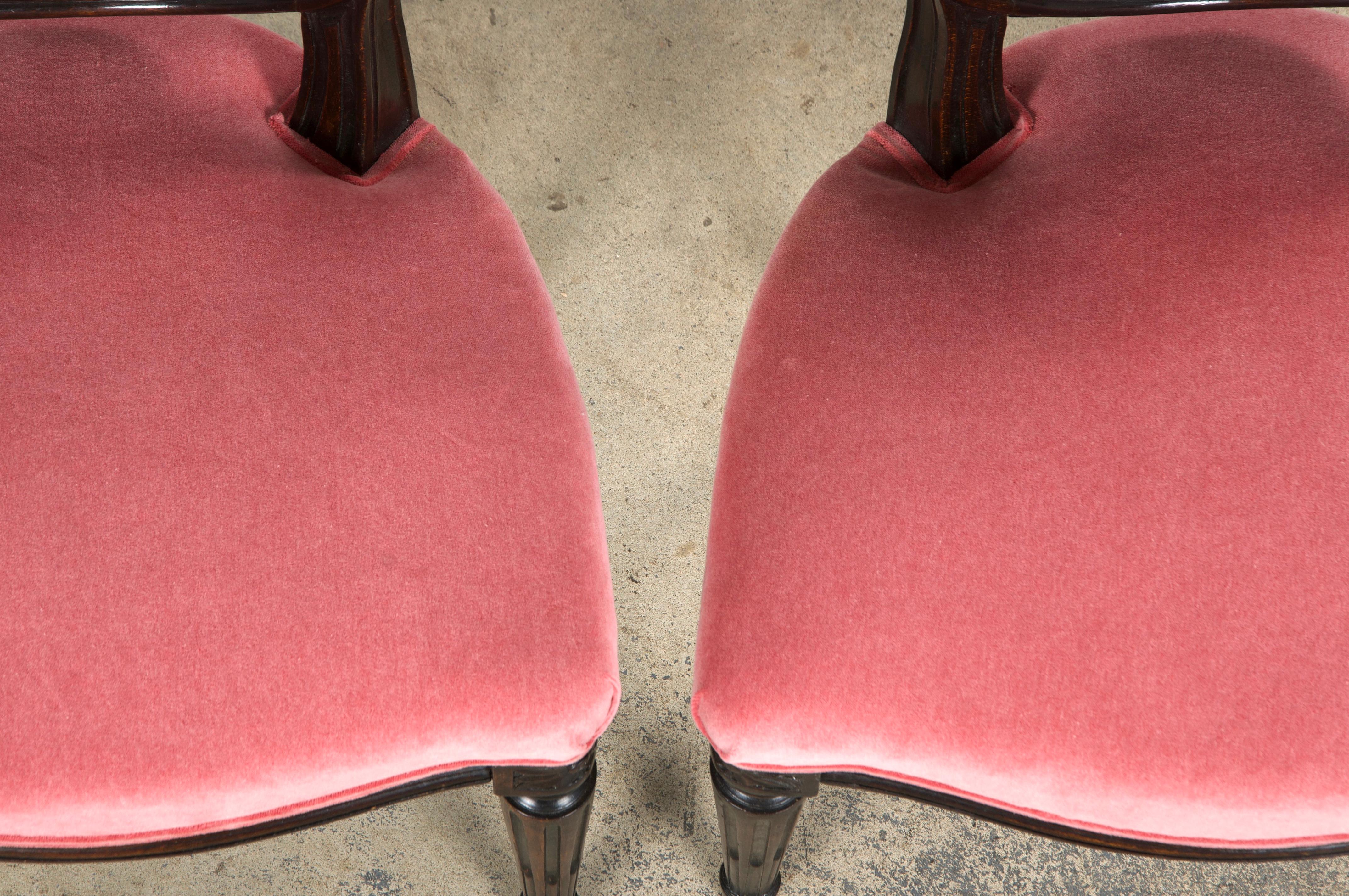 Sculpté à la main Paire de chaises d'appoint françaises anciennes de style Louis XVI en érable et velours rose en vente