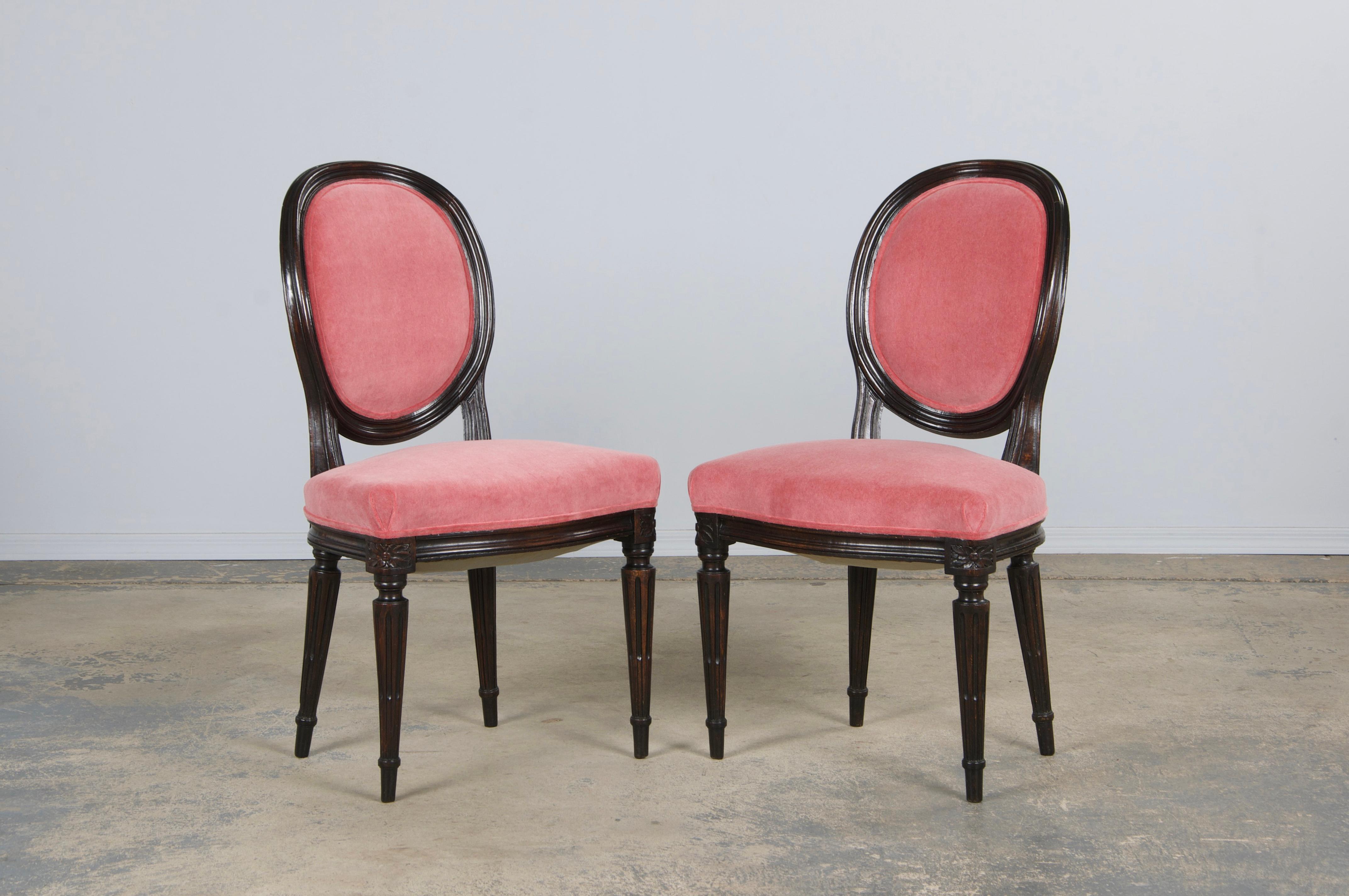 Paire de chaises d'appoint françaises anciennes de style Louis XVI en érable et velours rose Bon état - En vente à Astoria, NY