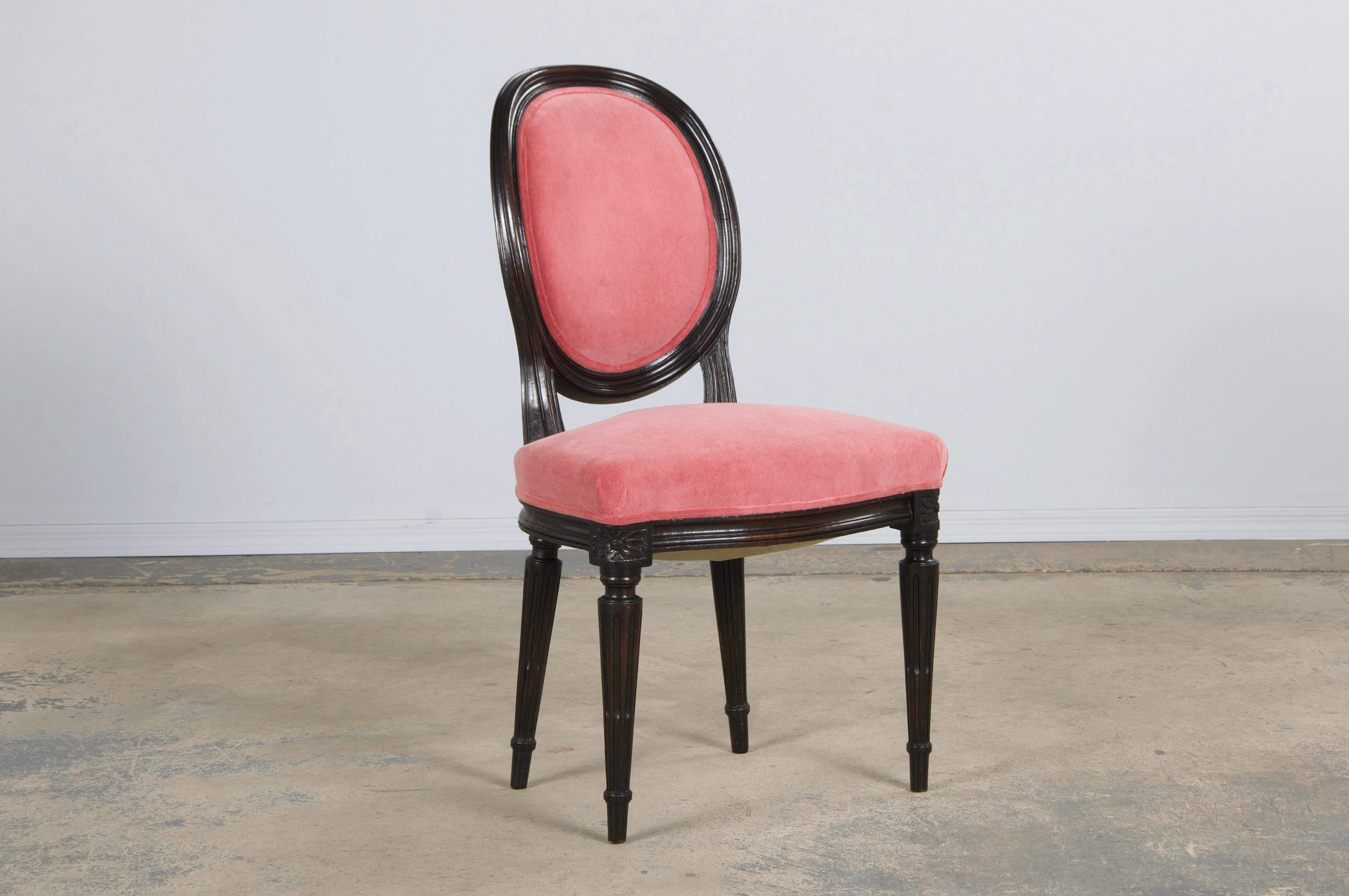 20ième siècle Paire de chaises d'appoint françaises anciennes de style Louis XVI en érable et velours rose en vente