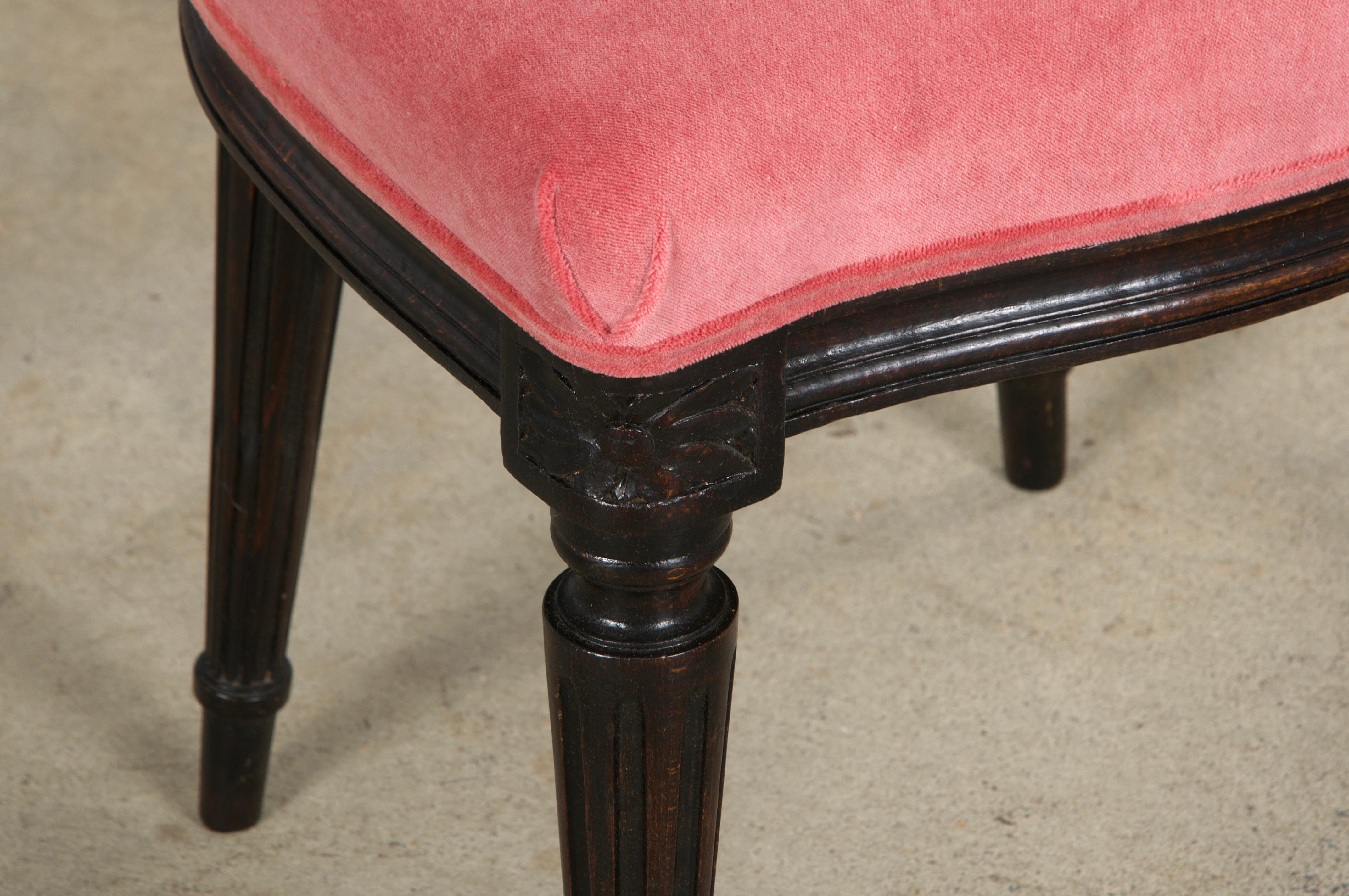 Paire de chaises d'appoint françaises anciennes de style Louis XVI en érable et velours rose en vente 2