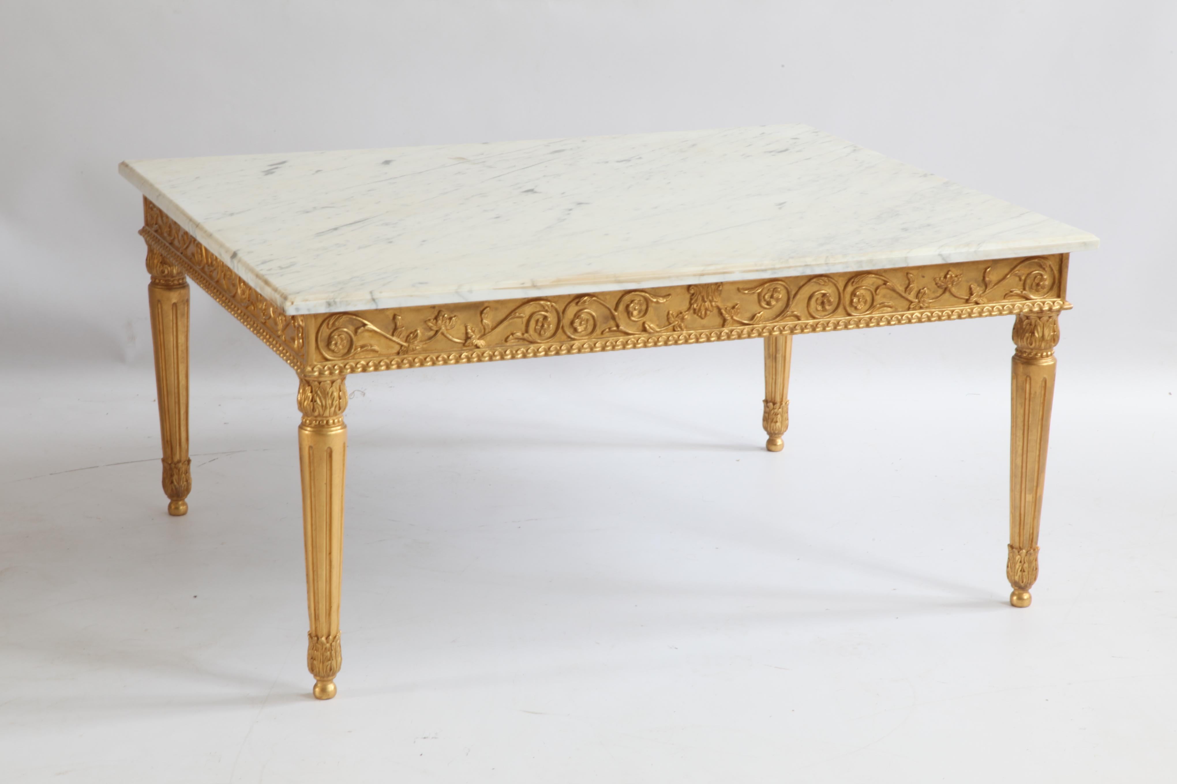 Handgeschnitzter Couchtisch im Louis XVI-Stil, hergestellt von La Maison, London. 
Die Platte aus Carrara-Marmor wurde von La Maison London hergestellt und hat an allen Seiten abgeschrägte Kanten.
Vergoldete Oberfläche.