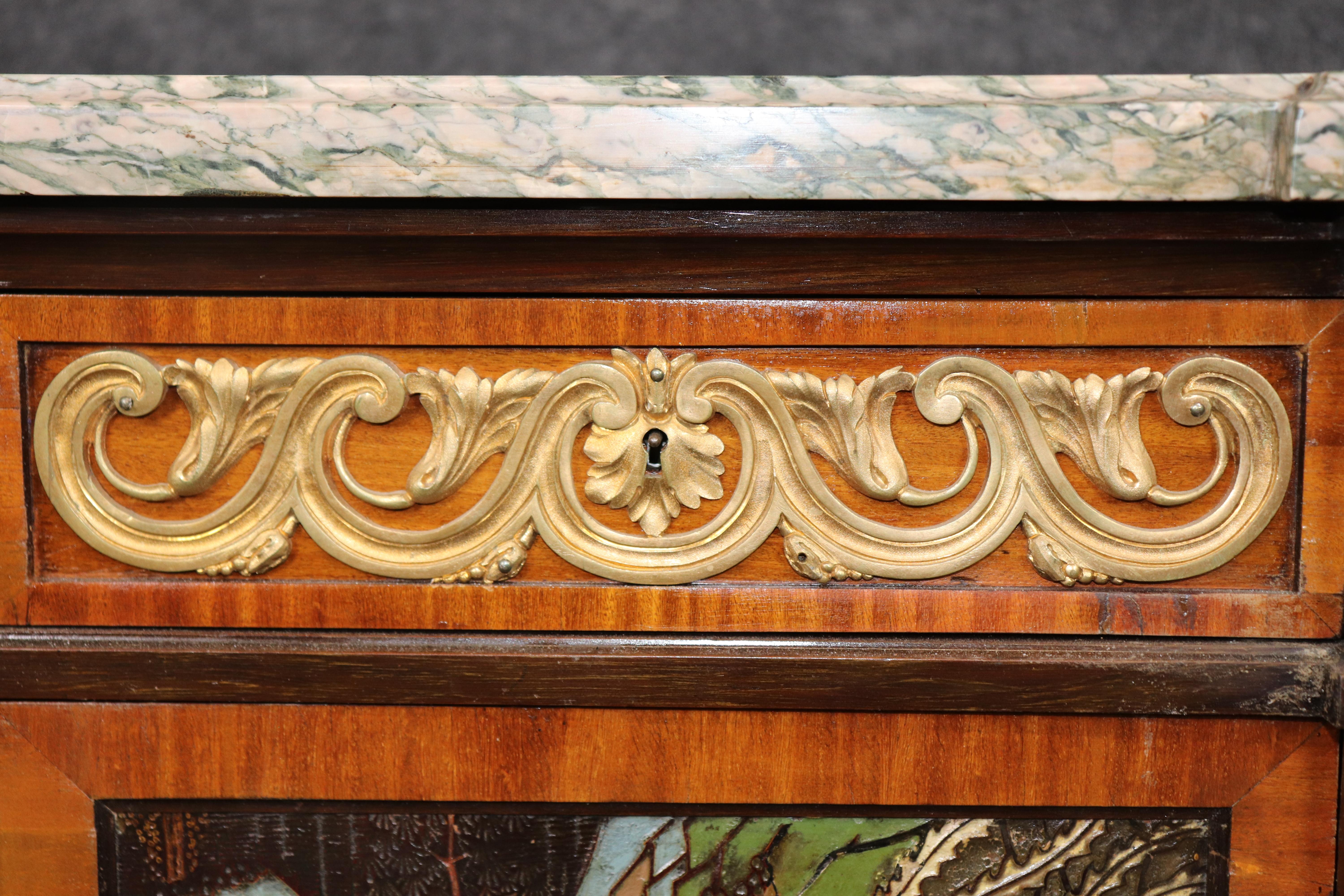 Cómoda francesa estilo Luis XVI con tapa de mármol y montura de bronce Por Maison Forest en venta 3