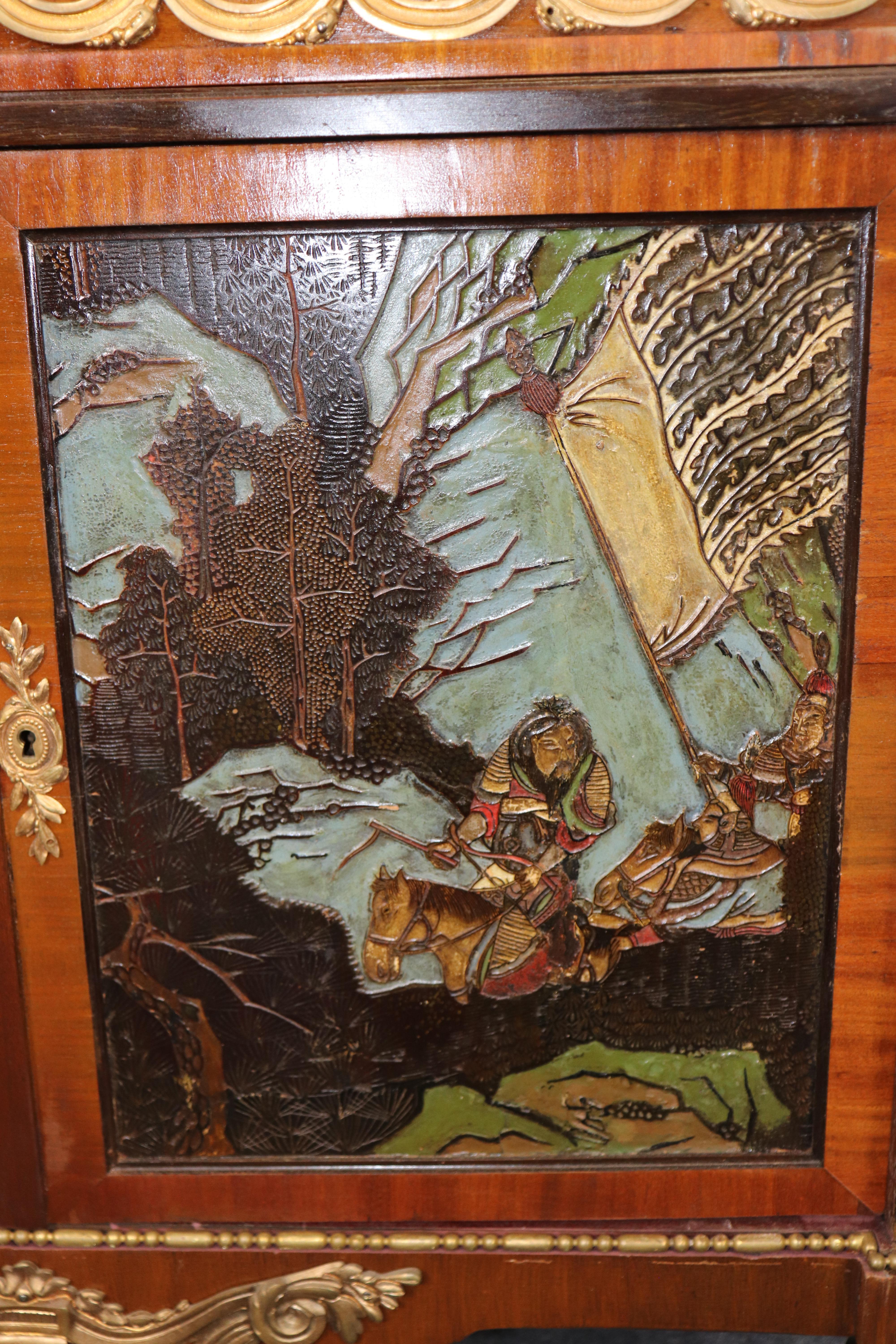 Cómoda francesa estilo Luis XVI con tapa de mármol y montura de bronce Por Maison Forest en venta 4