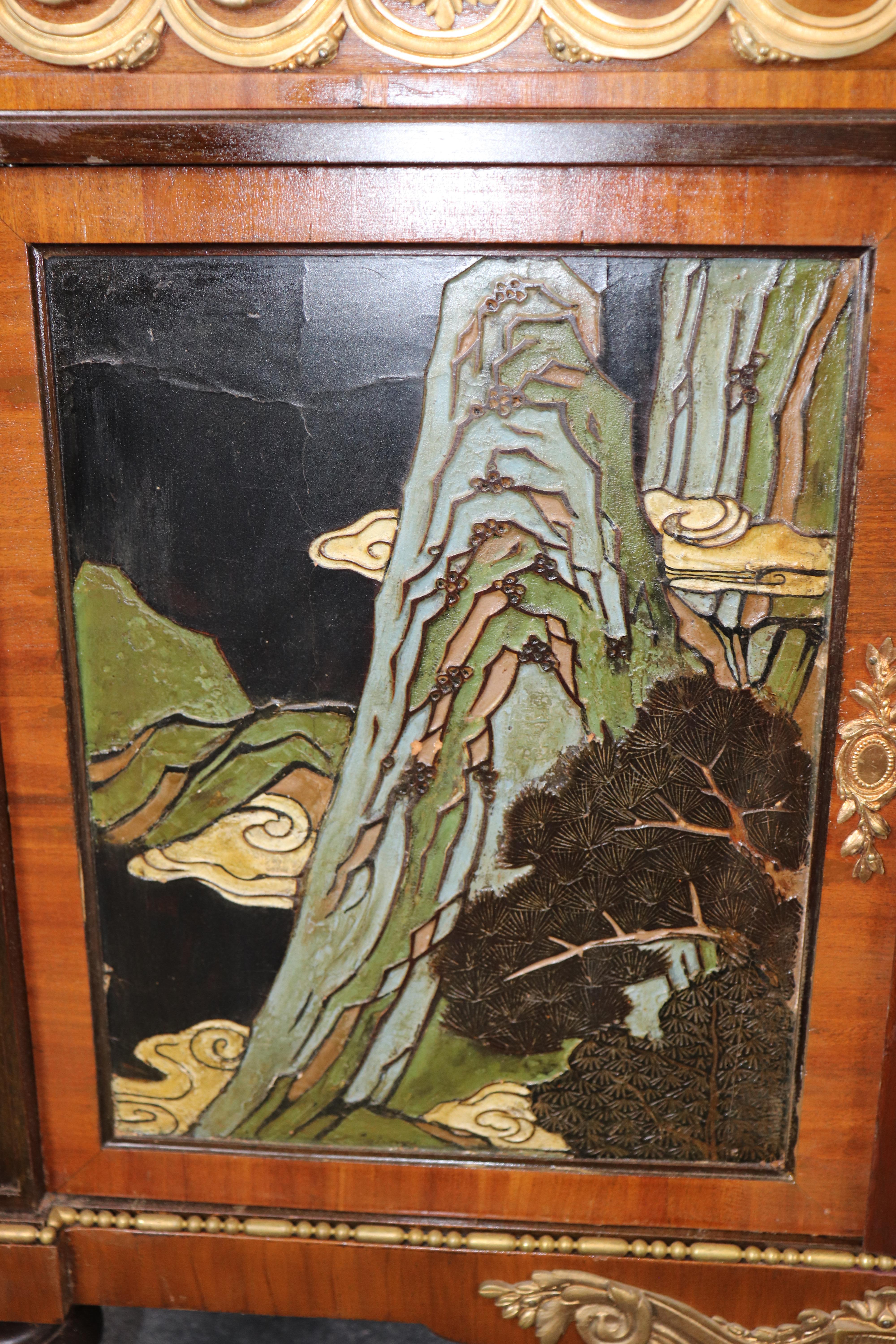 Cómoda francesa estilo Luis XVI con tapa de mármol y montura de bronce Por Maison Forest en venta 5