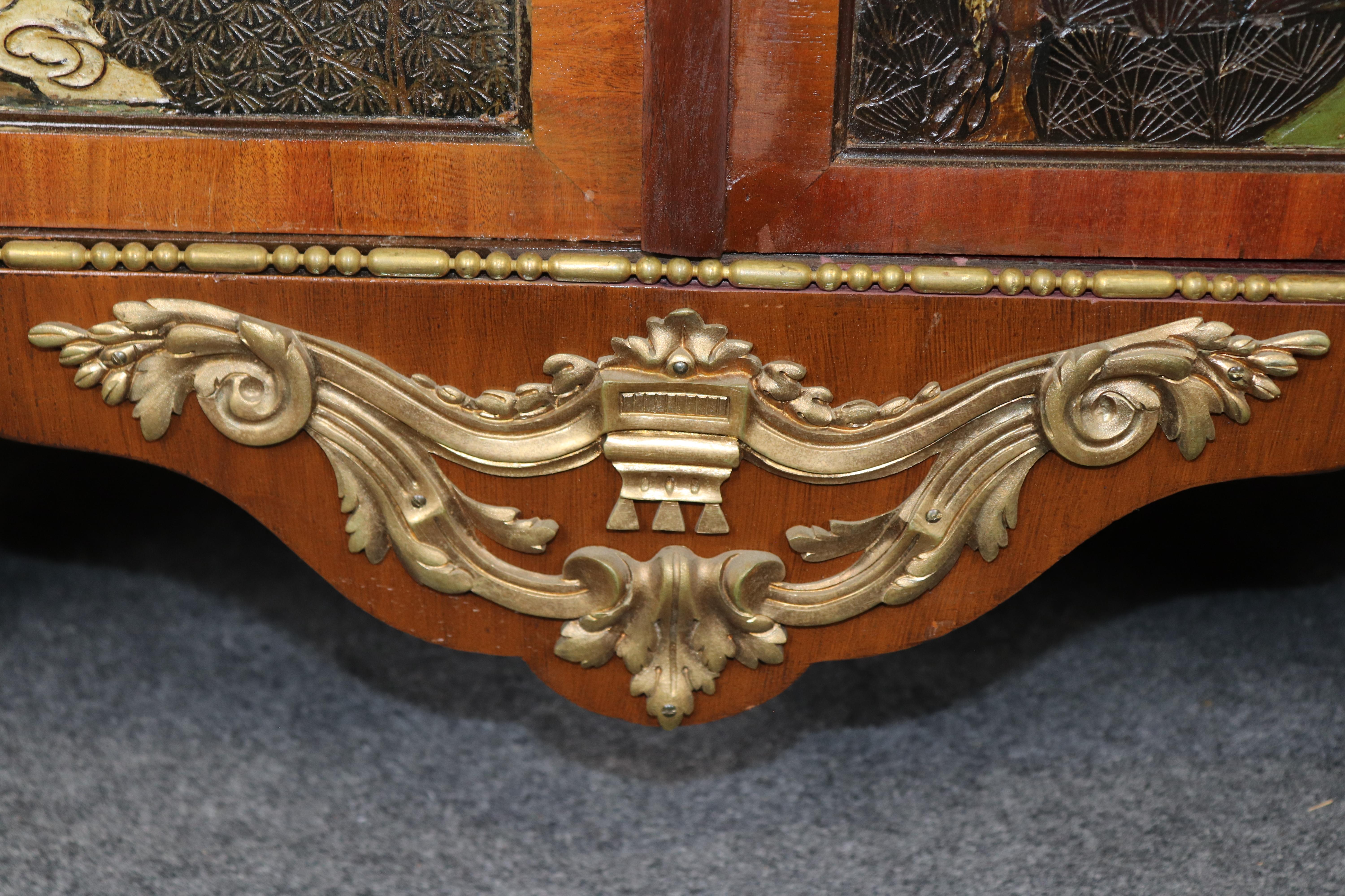 Cómoda francesa estilo Luis XVI con tapa de mármol y montura de bronce Por Maison Forest en venta 6