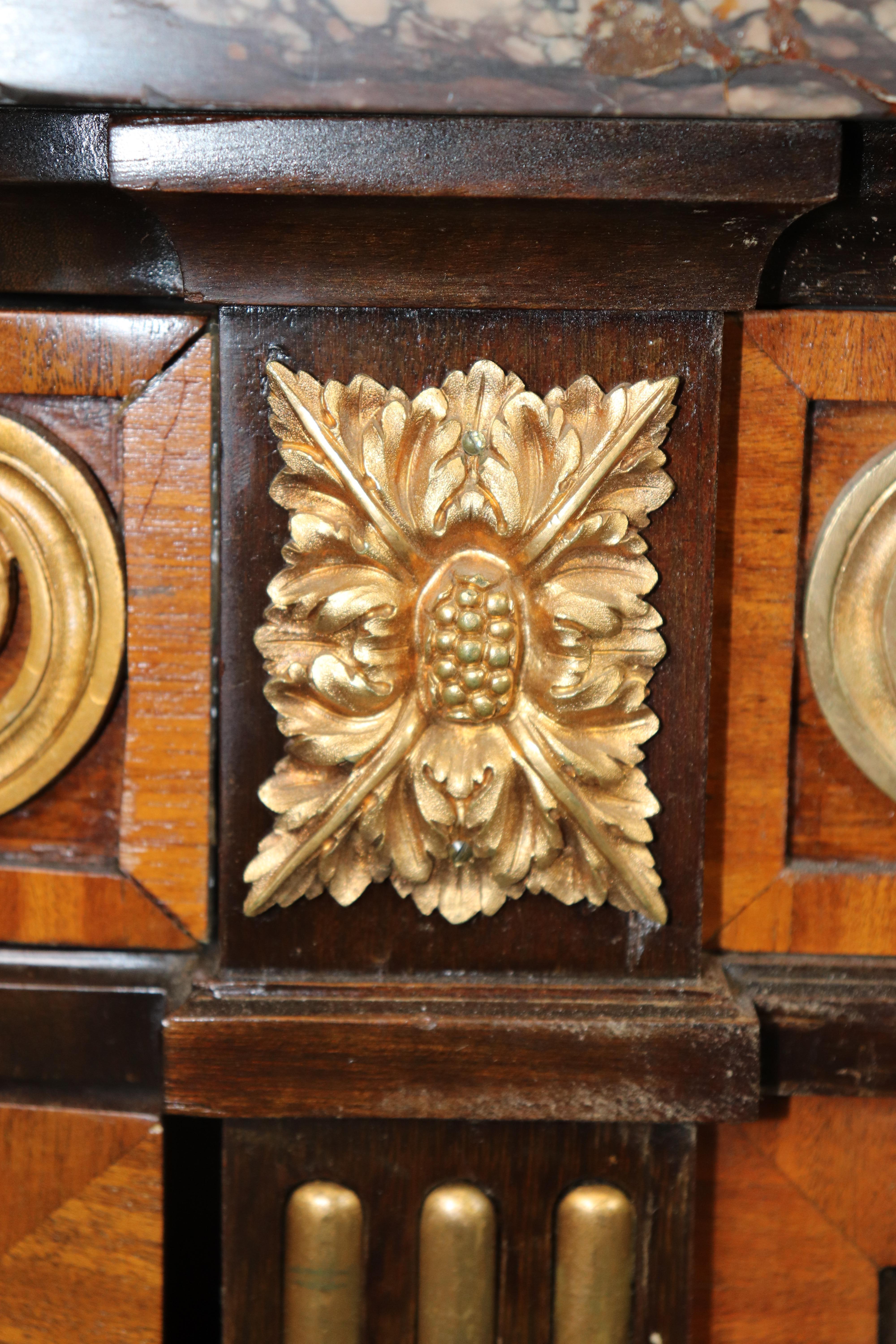 Cómoda francesa estilo Luis XVI con tapa de mármol y montura de bronce Por Maison Forest en venta 7