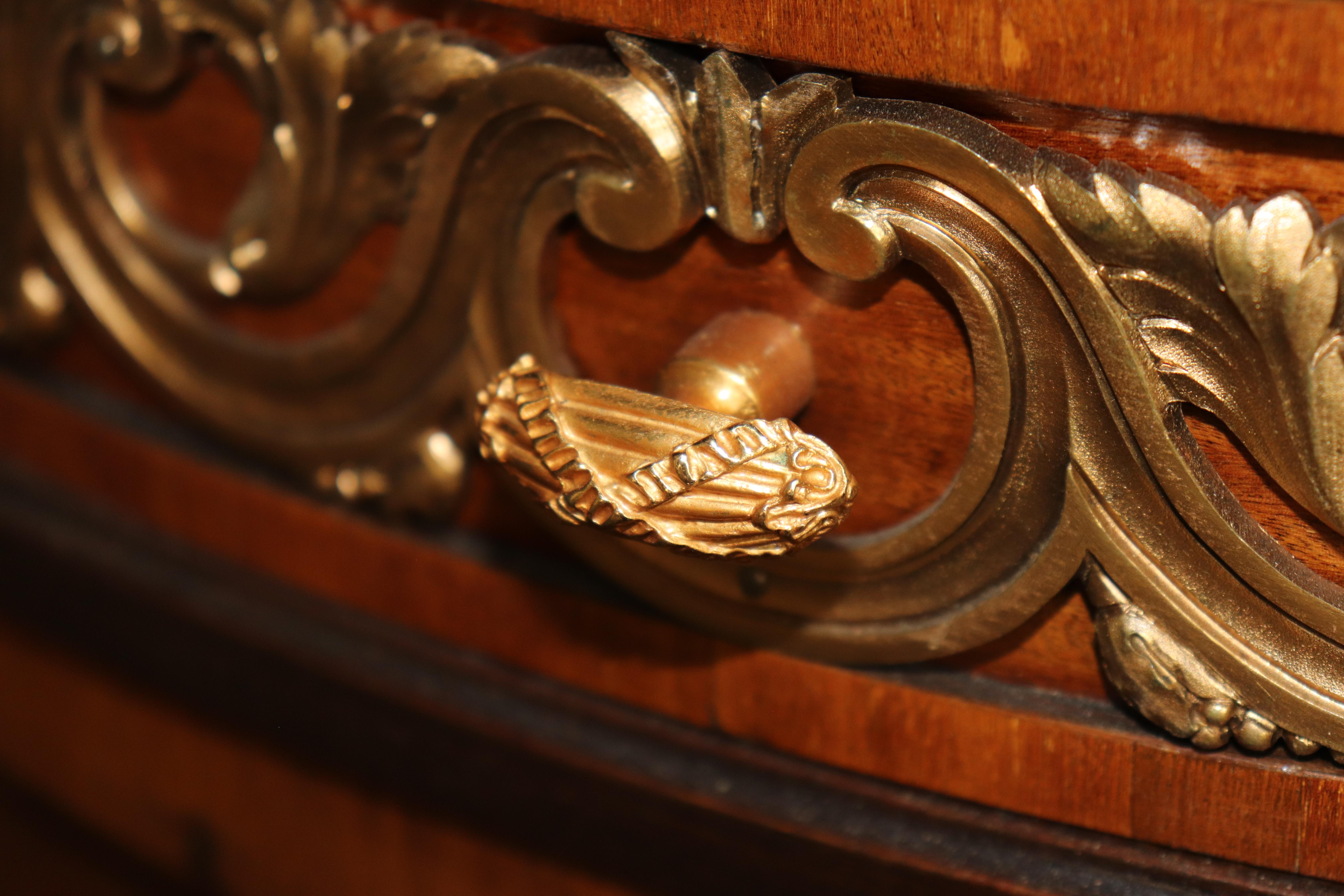 Cómoda francesa estilo Luis XVI con tapa de mármol y montura de bronce Por Maison Forest en venta 8
