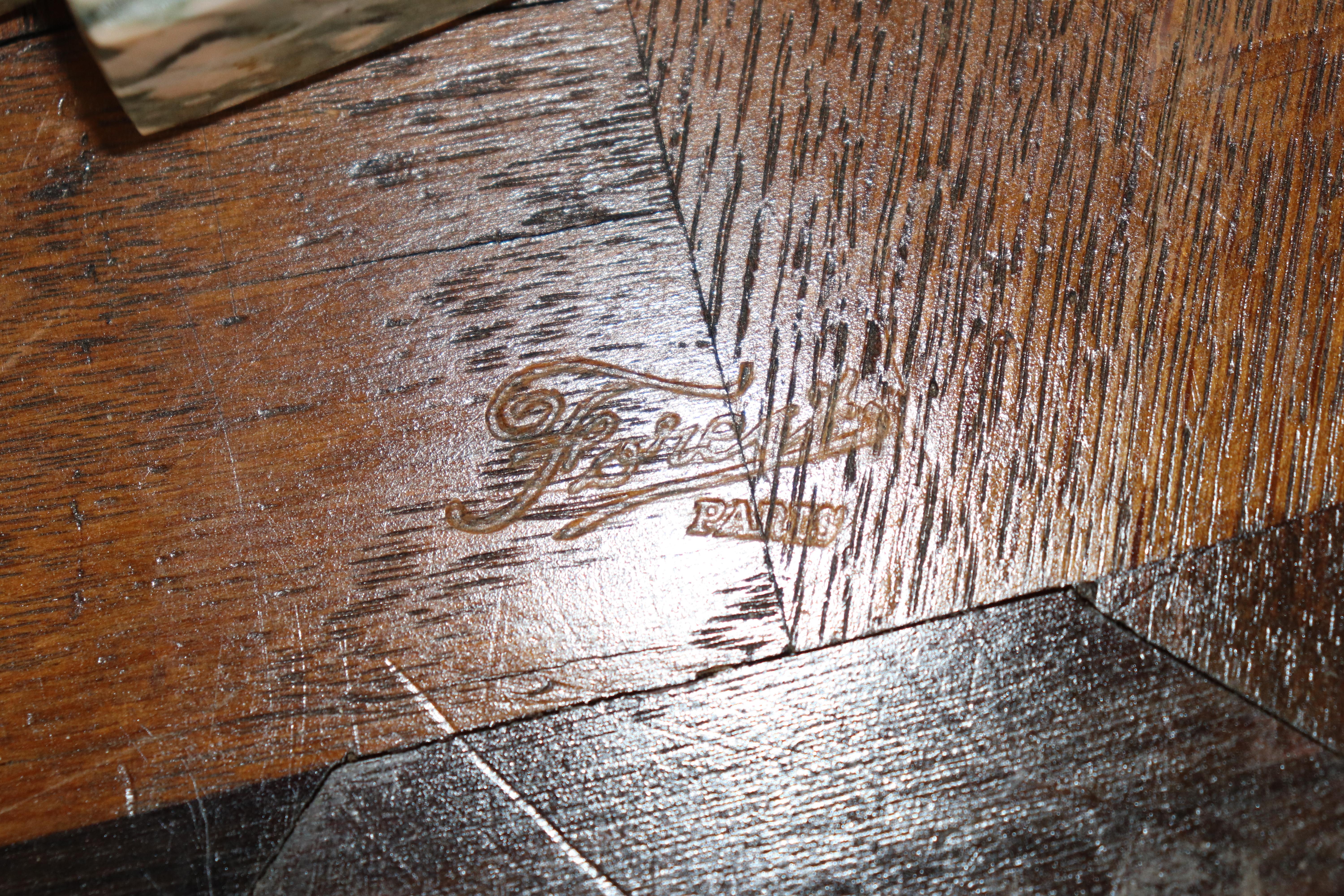 Cómoda francesa estilo Luis XVI con tapa de mármol y montura de bronce Por Maison Forest en venta 10