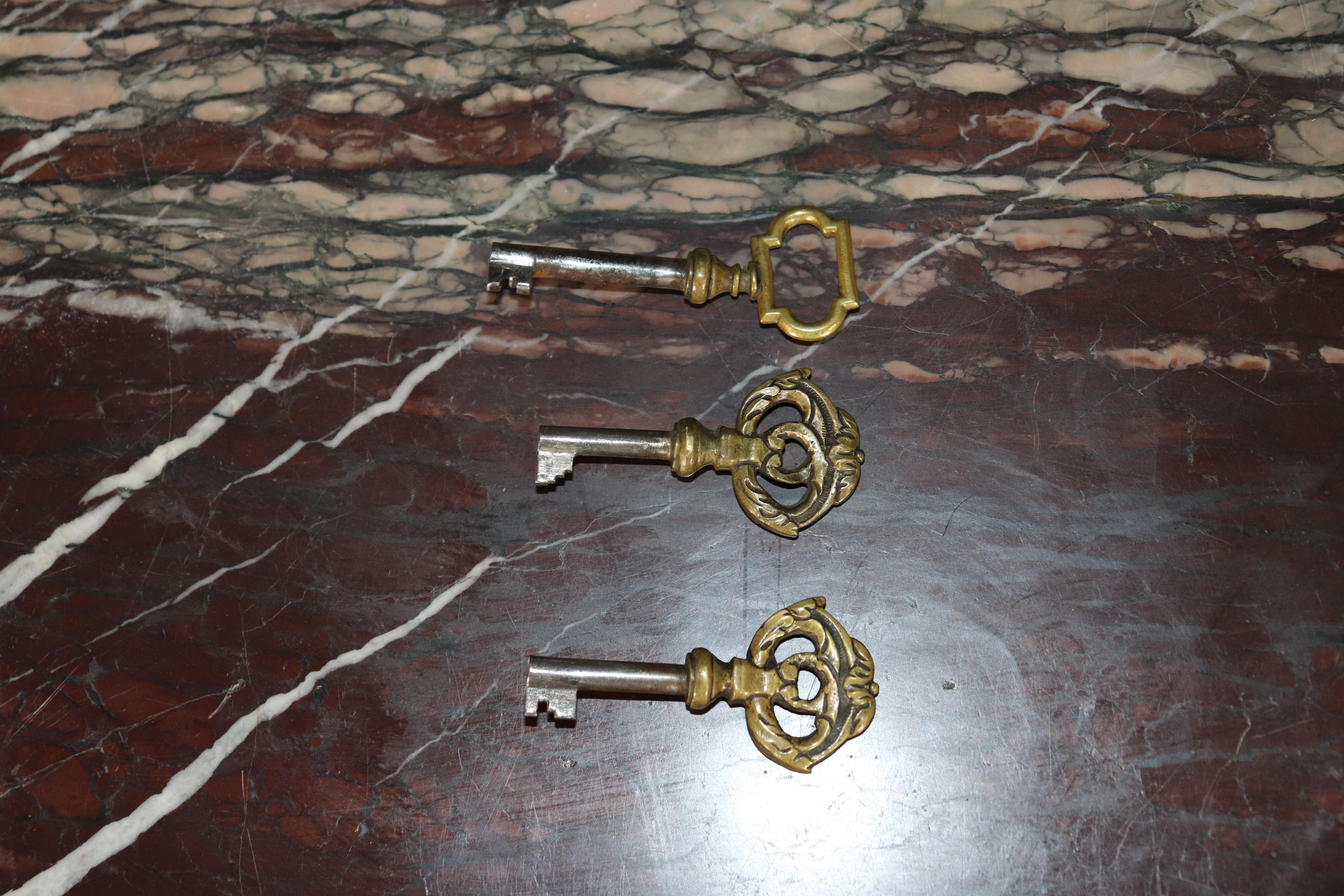Cómoda francesa estilo Luis XVI con tapa de mármol y montura de bronce Por Maison Forest en venta 11