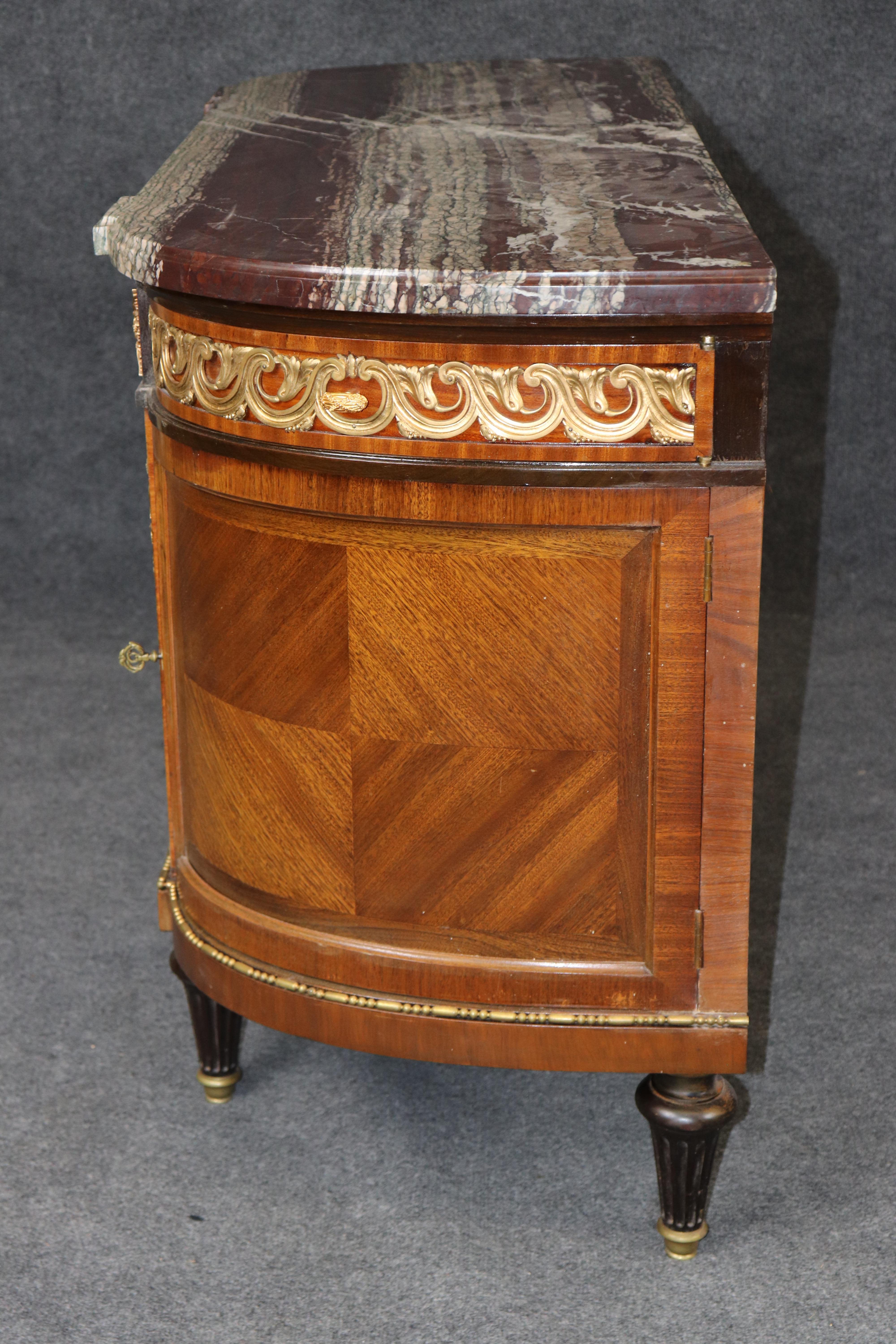 Cómoda francesa estilo Luis XVI con tapa de mármol y montura de bronce Por Maison Forest Francés en venta
