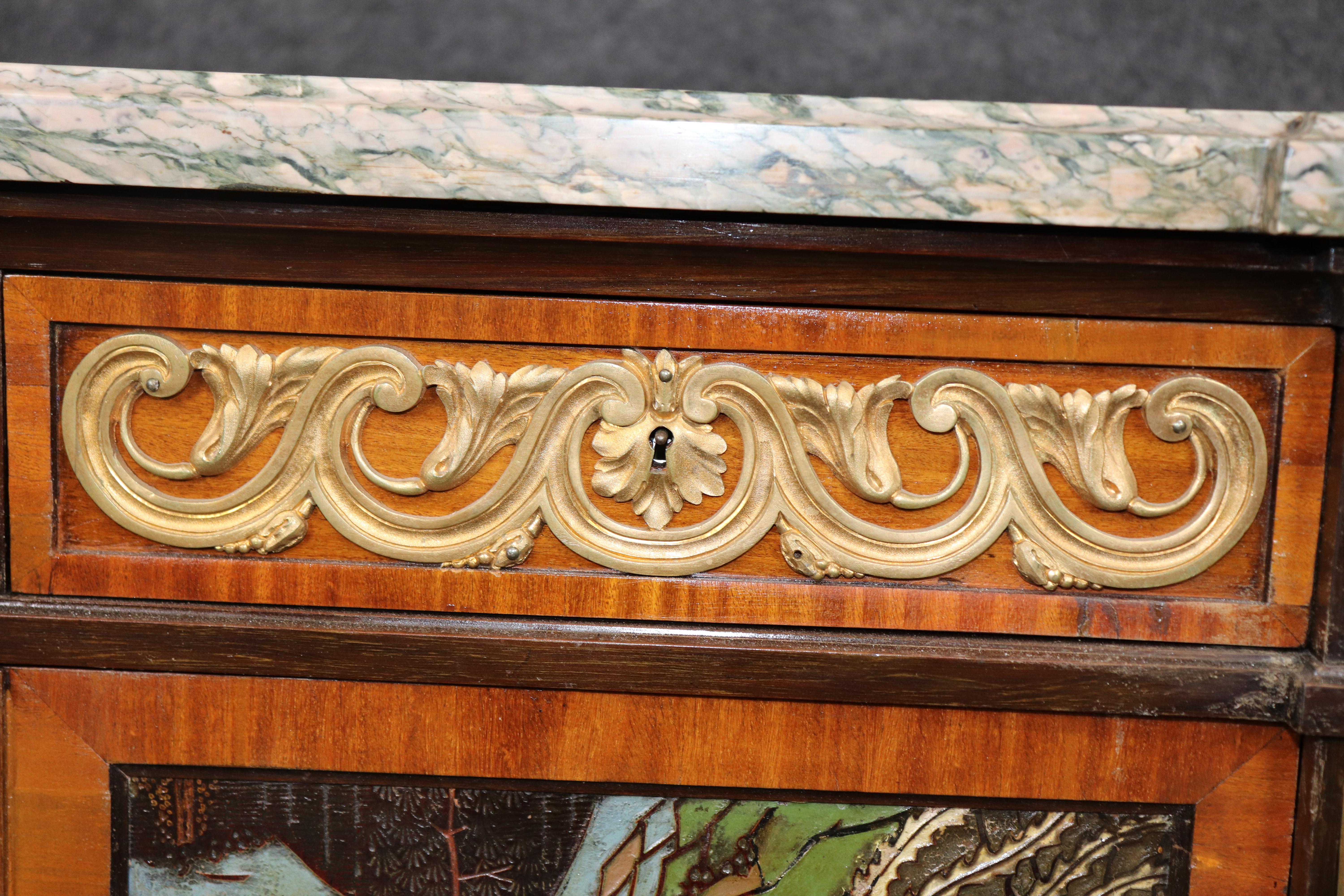 Cómoda francesa estilo Luis XVI con tapa de mármol y montura de bronce Por Maison Forest en venta 2