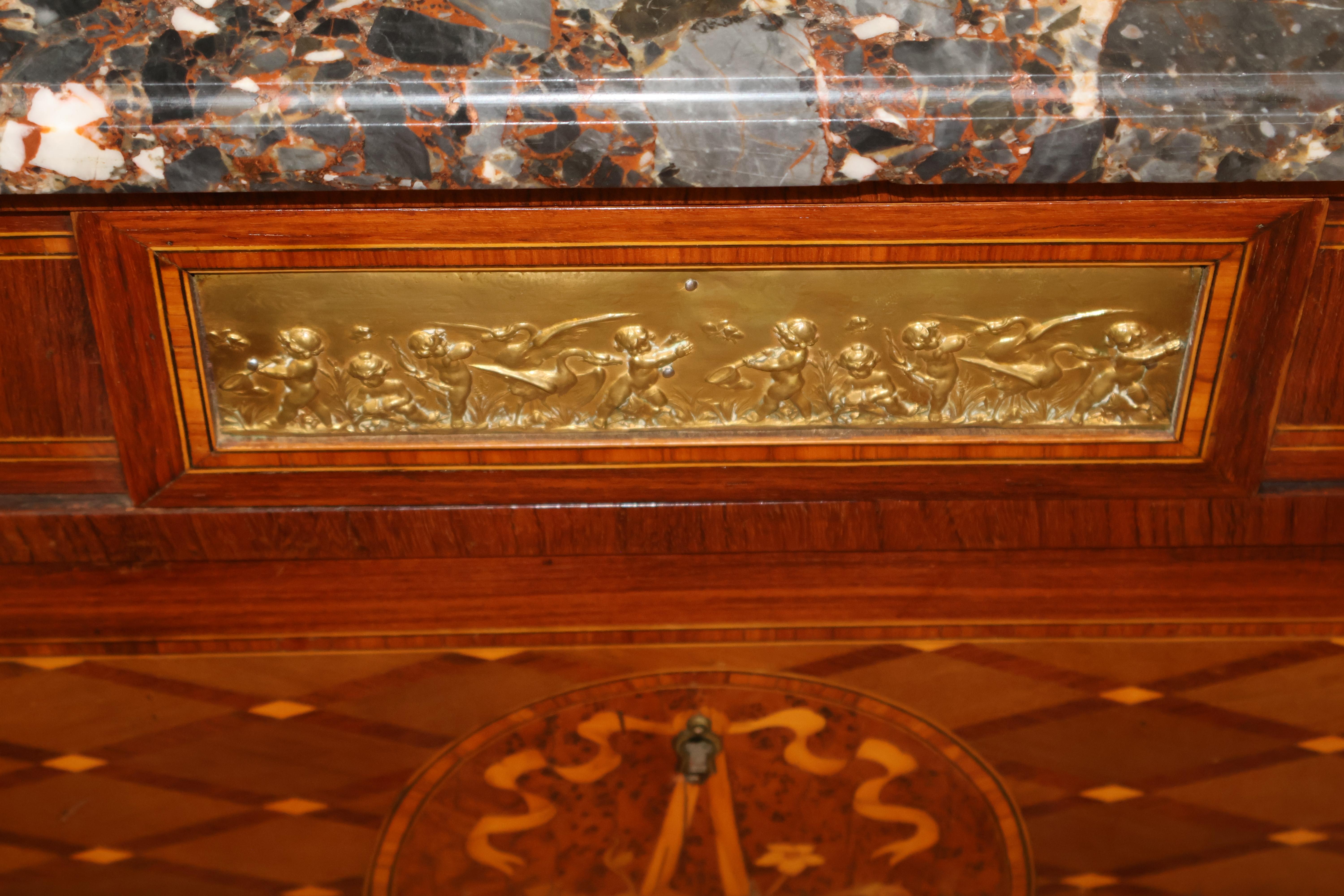 Comò francese in stile Luigi XVI con piano in marmo e intarsio montato in bronzo A.I.C. 1920 in vendita 4