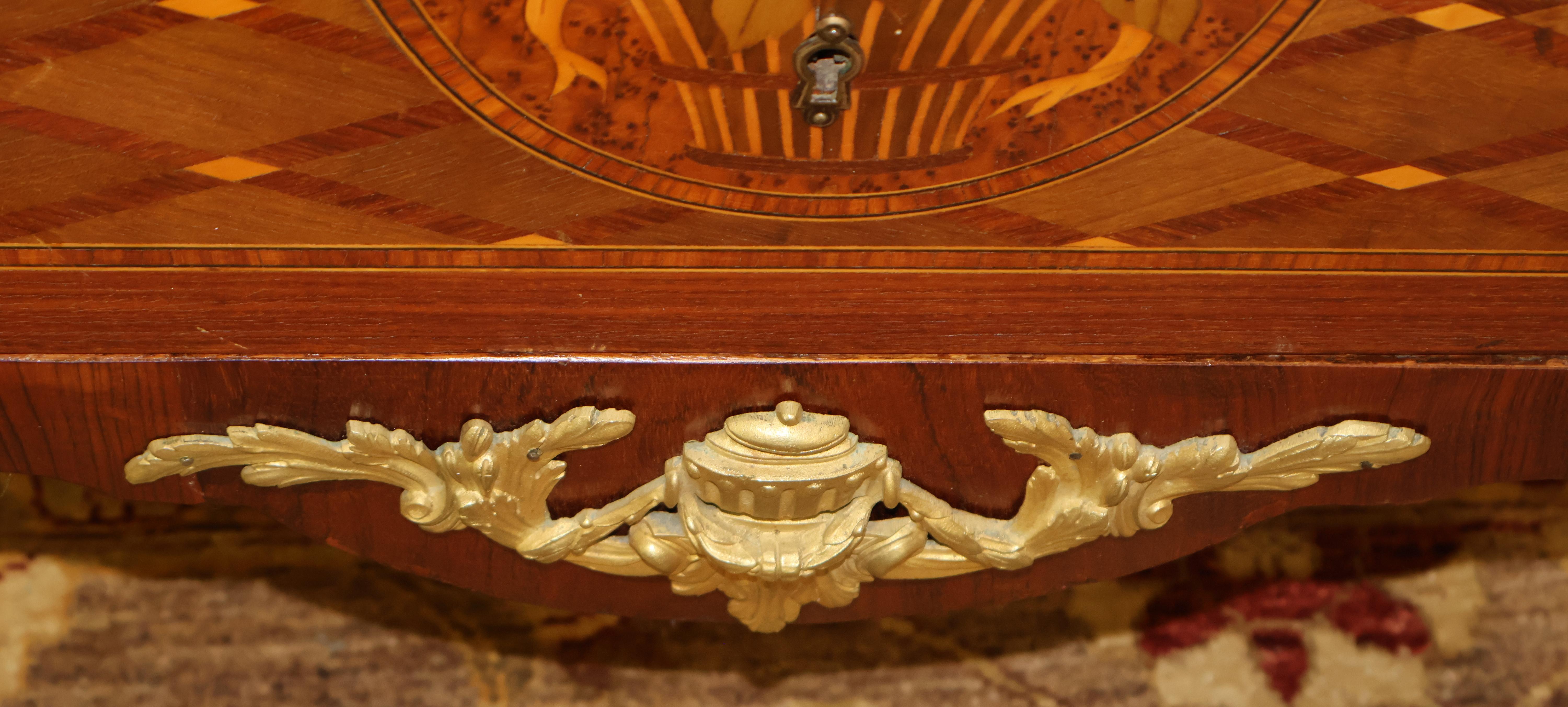 Comò francese in stile Luigi XVI con piano in marmo e intarsio montato in bronzo A.I.C. 1920 in vendita 7