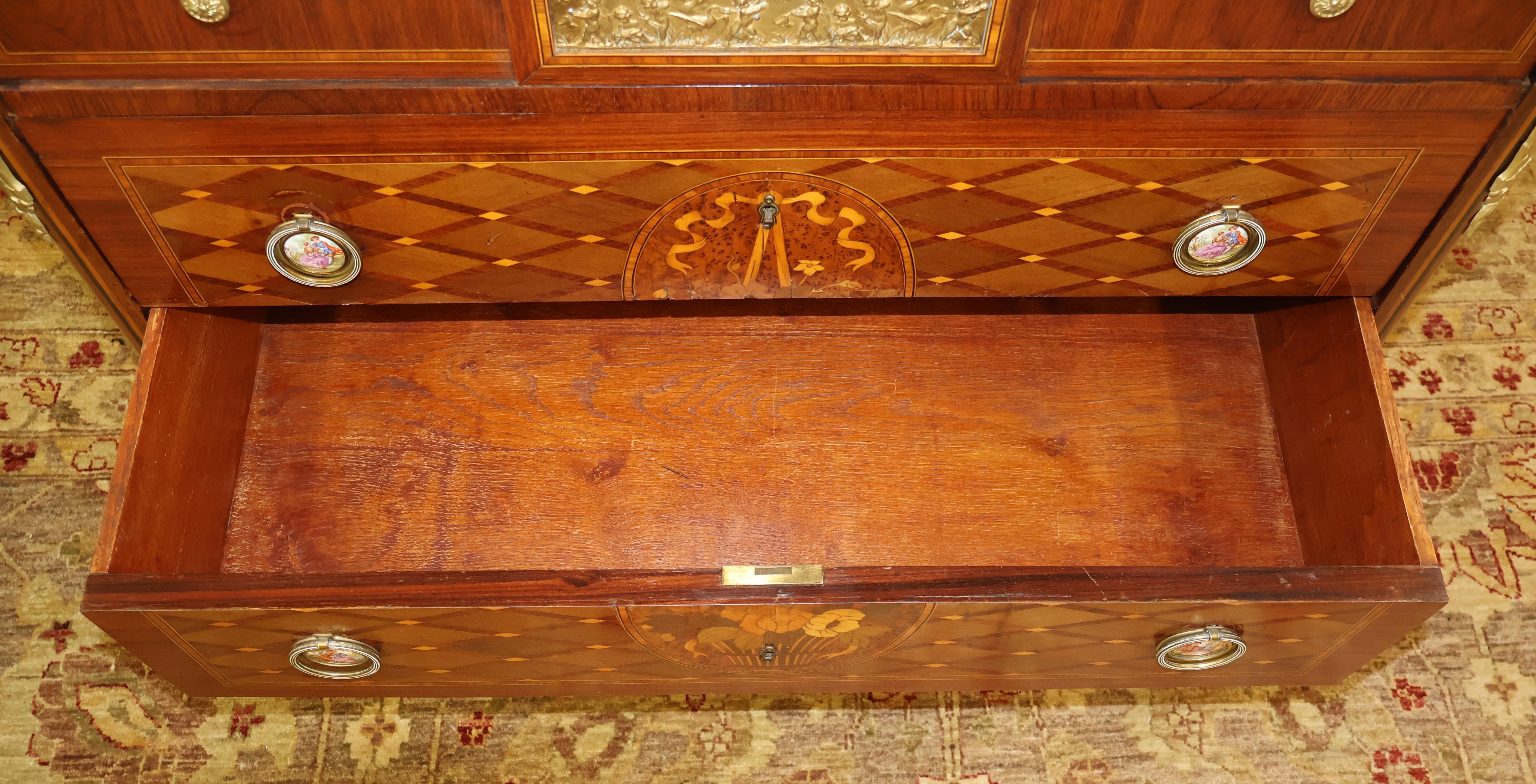 Comò francese in stile Luigi XVI con piano in marmo e intarsio montato in bronzo A.I.C. 1920 in vendita 8